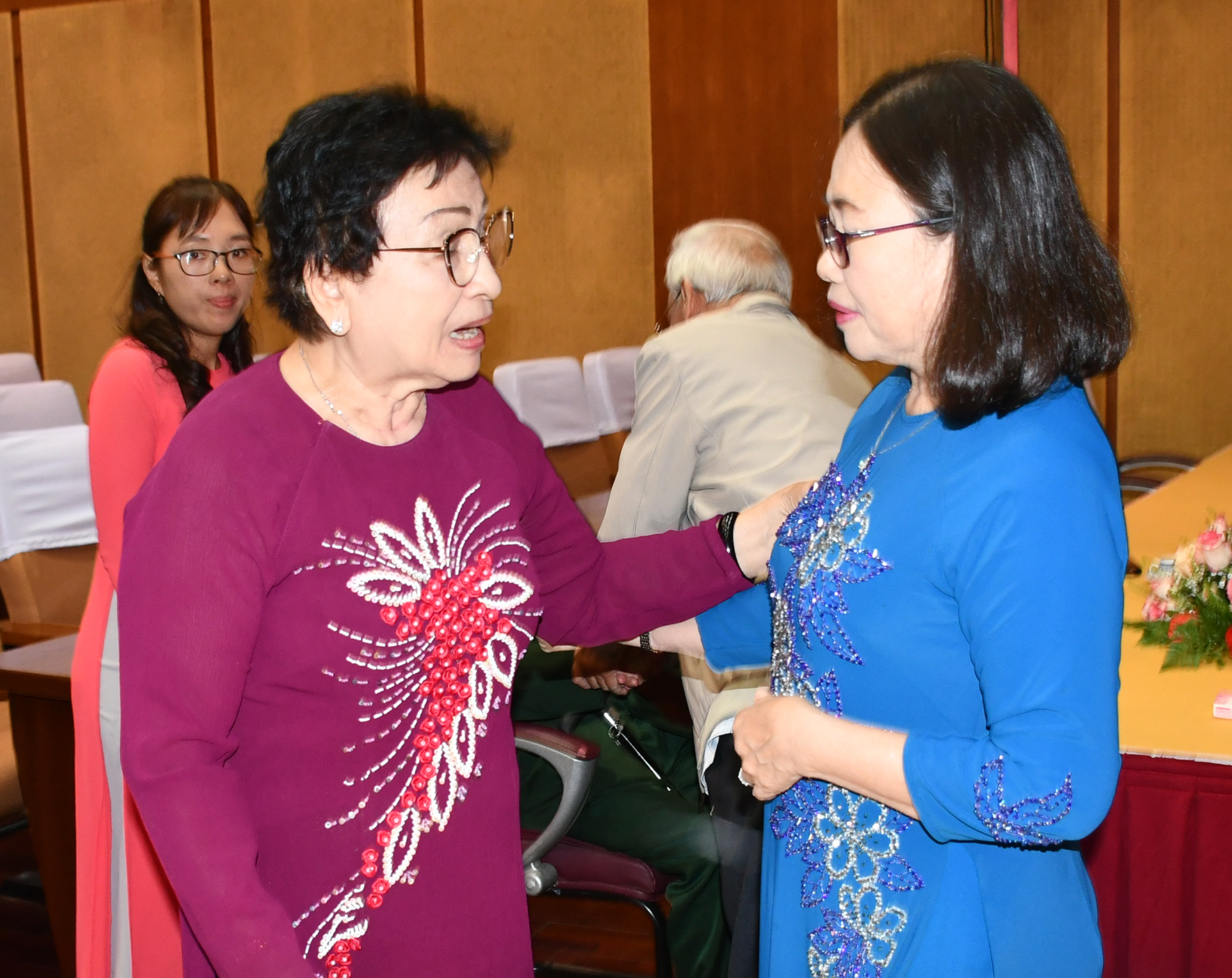 Bà Nguyễn Thị Yến, Phó Bí thư Thường trực Tỉnh ủy, Trưởng Đoàn ĐBQH tỉnh thăm hỏi các đồng chí nguyên lãnh đạo tỉnh. Ảnh: PHÚC LƯU