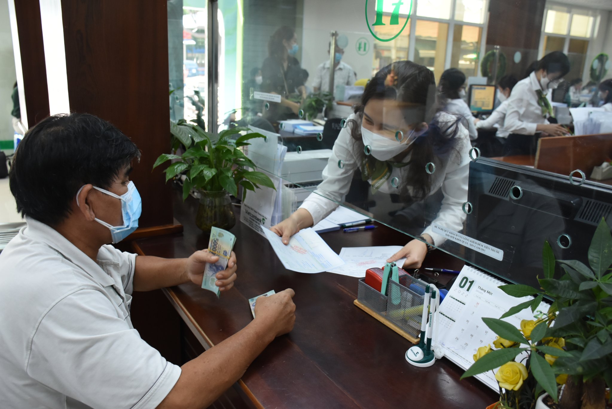Vietcombank là ngân hàng Việt Nam có vị trí cao nhất trong bảng xếp hạng này với thứ hạng 137. Trong ảnh: Khách hàng giao dịch tại Vietcombank Vũng Tàu.