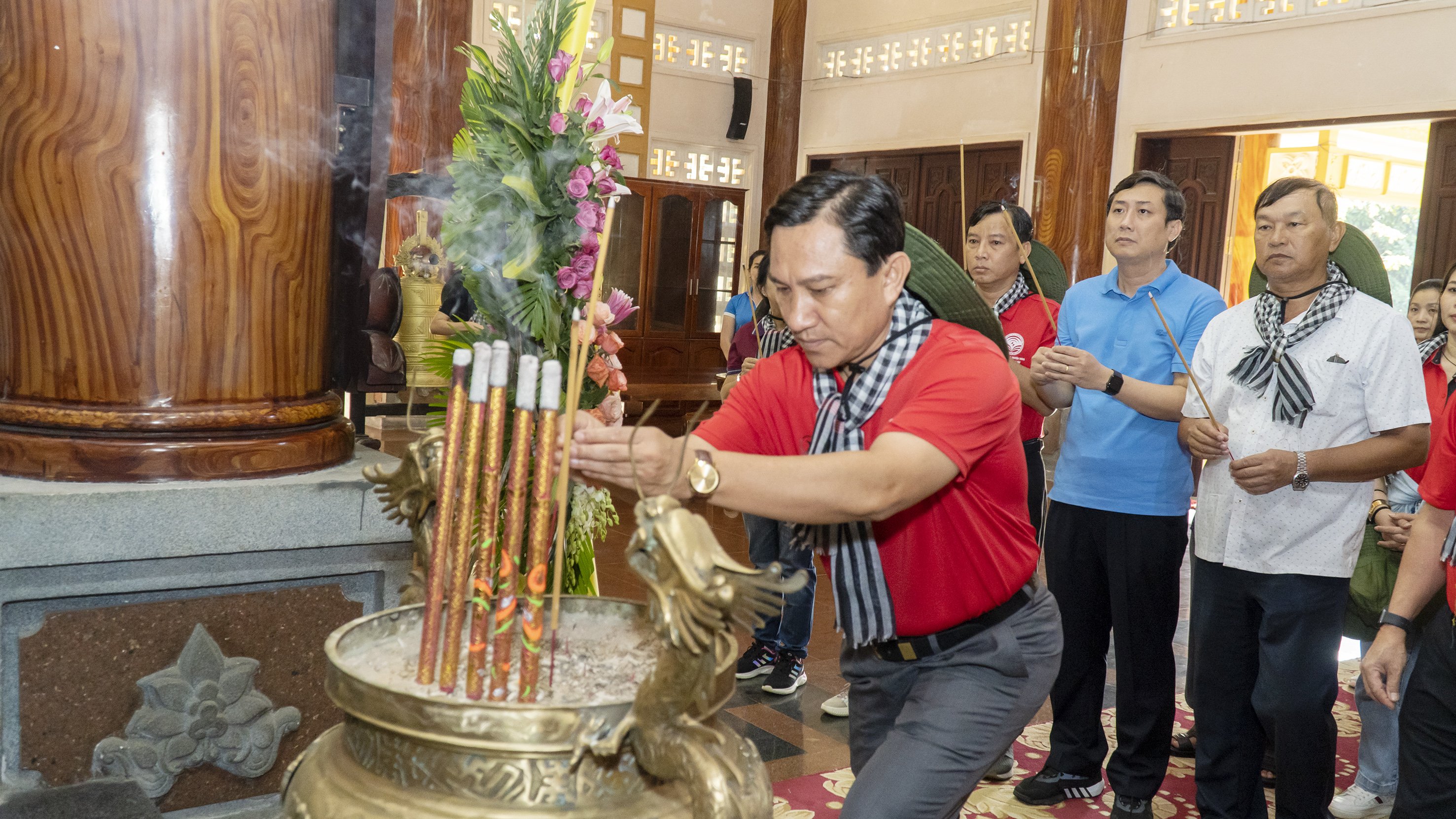 Các đại biểu dâng hương tại Đền Thờ Liệt sĩ Minh Đạm.