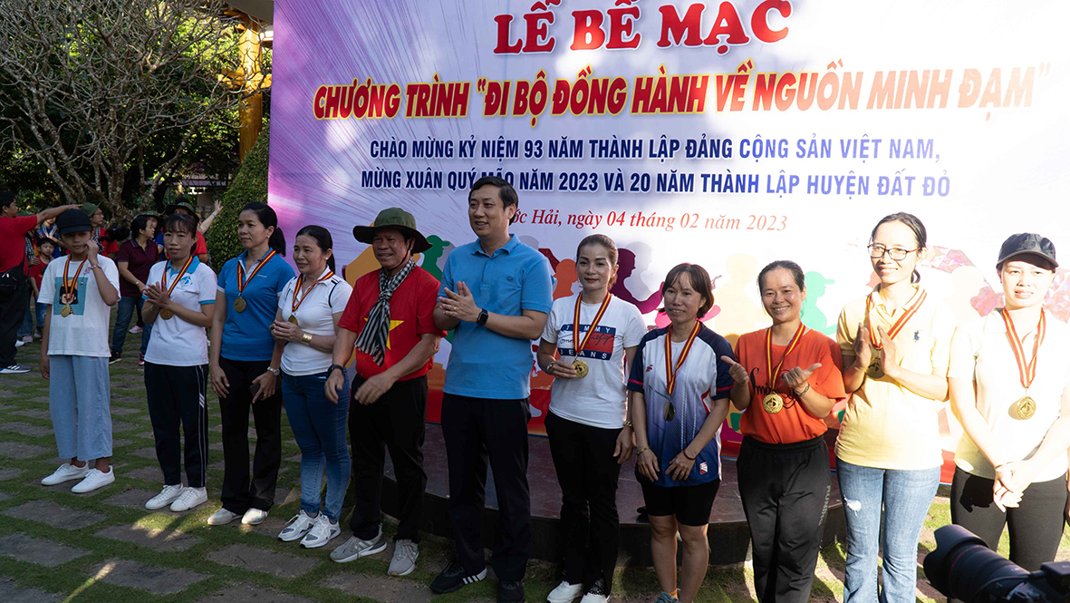 Ông Nguyễn Văn Xinh, Ủy viên Ban Thường vụ Tỉnh ủy, Trưởng Ban Tuyên giáo Tỉnh ủy; ông Nguyễn Công Danh, Bí thư Huyện Ủy Đất Đỏ tặng huy chương cho các VĐV về đích đầu tiên.