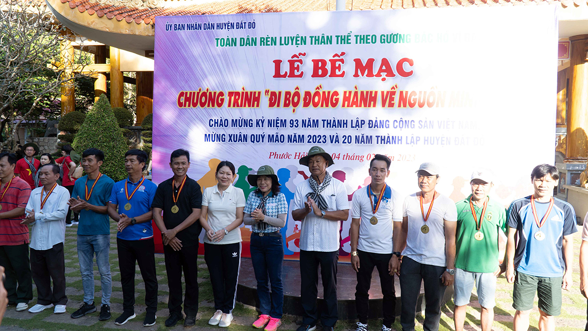 Lãnh đạo huyện Đất Đỏ, Hội Nhà báo tỉnh và Báo Bà Rịa-Vũng Tàu tặng huy chương cho các VĐV nam về đích đầu tiên.