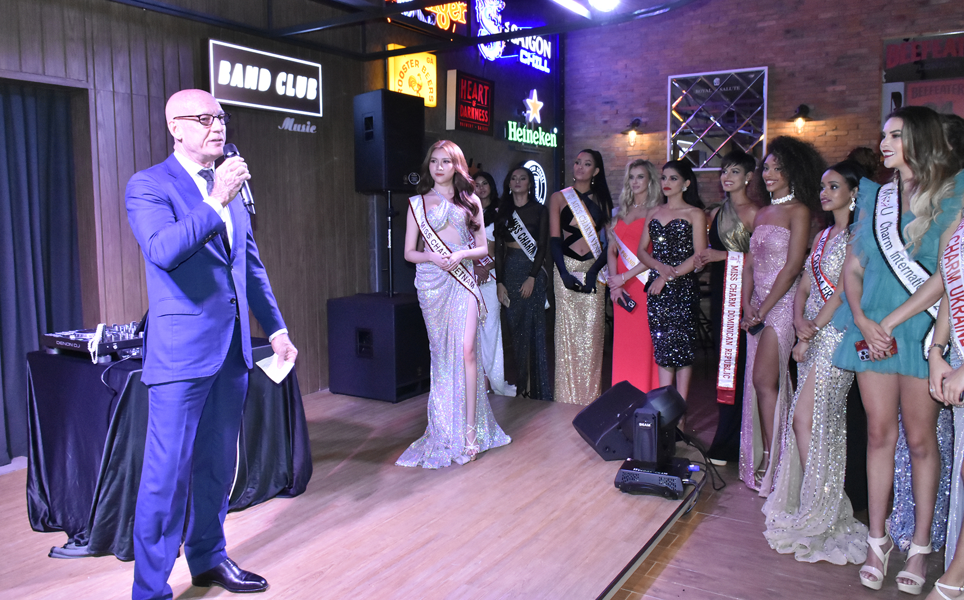 Ông Walt Power, Tổng Giám đốc điều hành Tổ hợp nghỉ dưỡng The Grand Hồ Tràm Strip phát biểu chào mừng và chúc các thí sinh Miss Charm có những trải nghiệm ấn tượng tại The Grand Hồ Tràm Strip