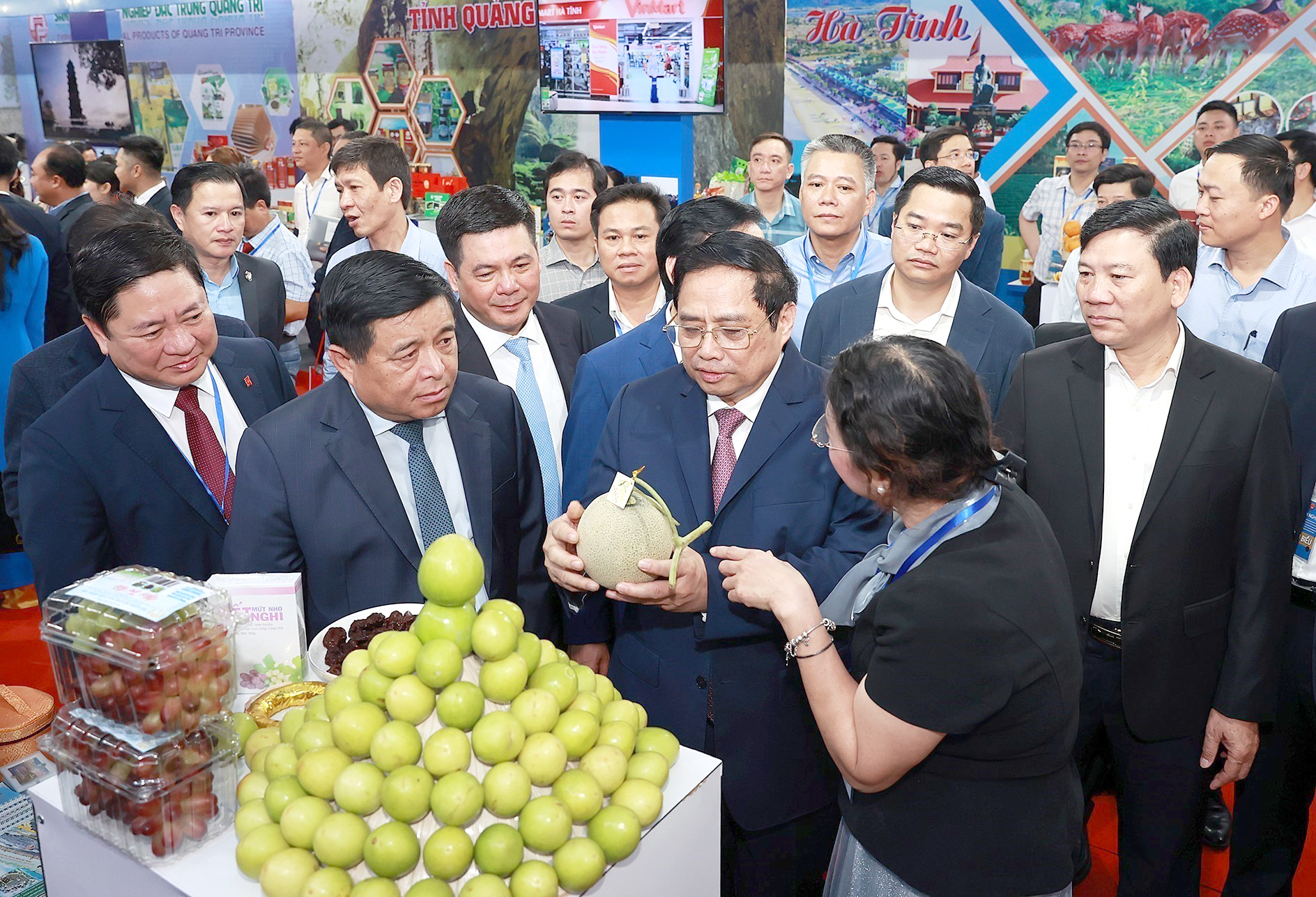 Thủ tướng Phạm Minh Chính tham quan trưng bày sản phẩm của các tỉnh Bắc Trung Bộ và duyên hải Trung Bộ. Ảnh: DƯƠNG GIANG