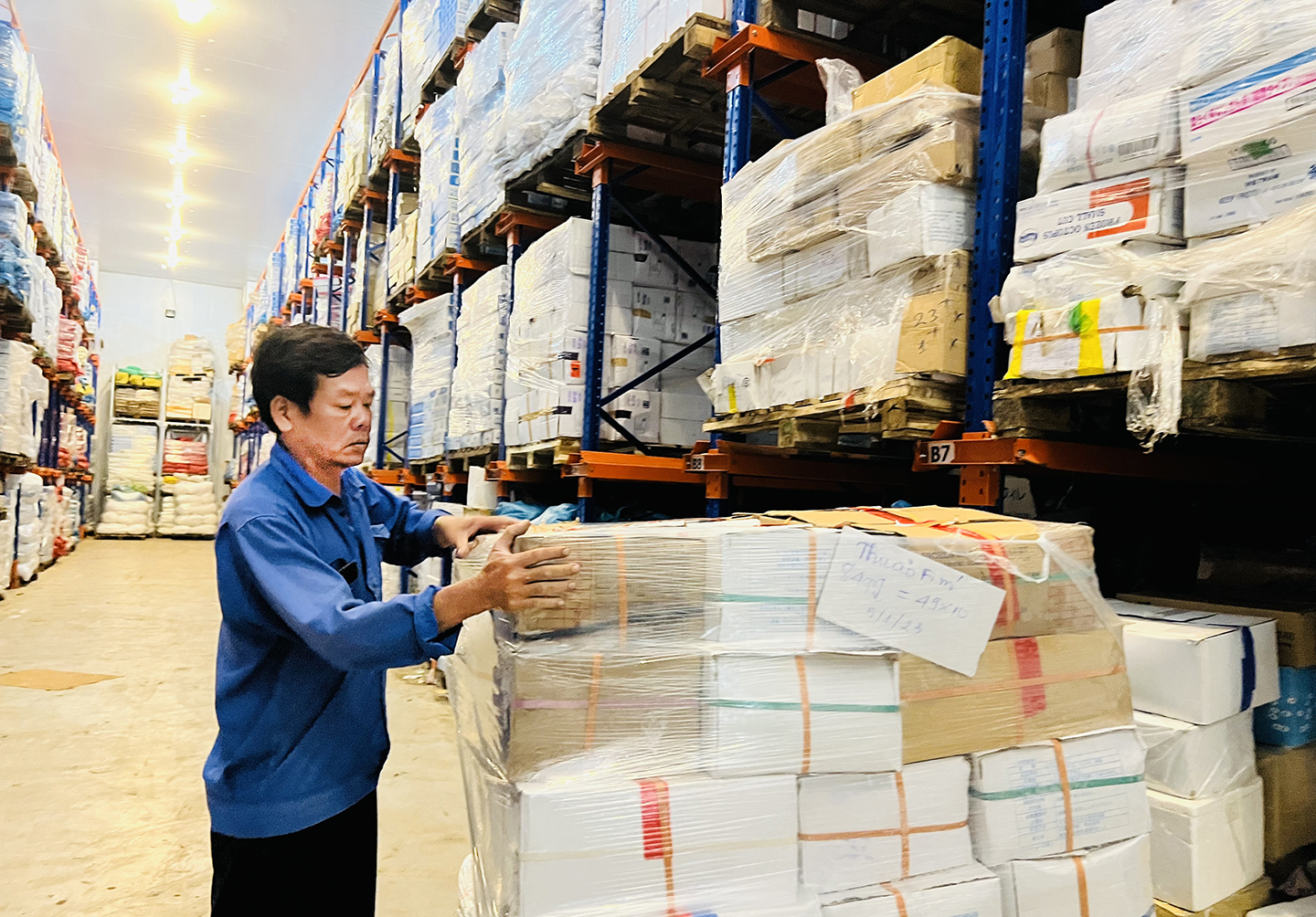 DN xuất khẩu lo ngại việc tăng giá điện sẽ làm tăng giá thành, giảm sức cạnh tranh của hàng hóa. Trong ảnh: Nhân viên Baseafood kiểm hàng tại kho đông lạnh. Ảnh: KIM HỒNG
