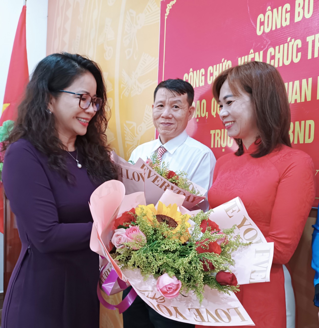 Bà Lê Thị Trang Đài, Chủ tịch UBND huyện Xuyên Mộc tặng hoa chúc mừng các chức danh lãnh đạo, quản lý
