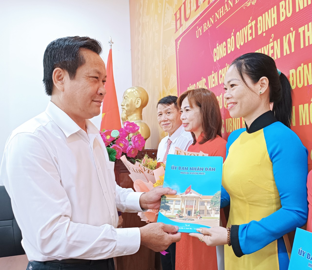 Ông Nguyễn Hữu Lộc, Phó Chủ tịch UBND huyện Xuyên Mộc trao quyết định bổ nhiệm các chức danh lãnh đạo, quản lý