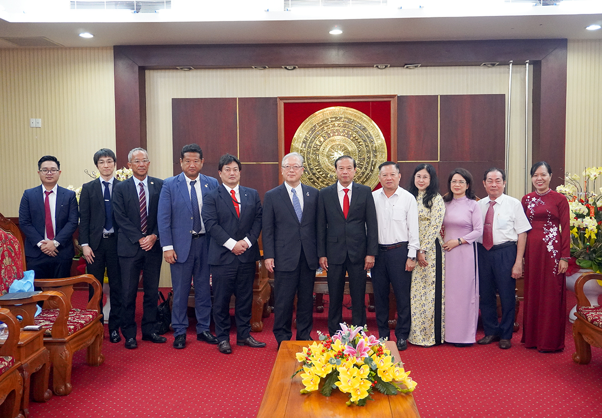 Đoàn công tác của tập đoàn Kyoei chụp ảnh lưu niệm với Chủ tịch UBND tỉnh Nguyễn Văn Thọ và đại diện các sở, ngành.