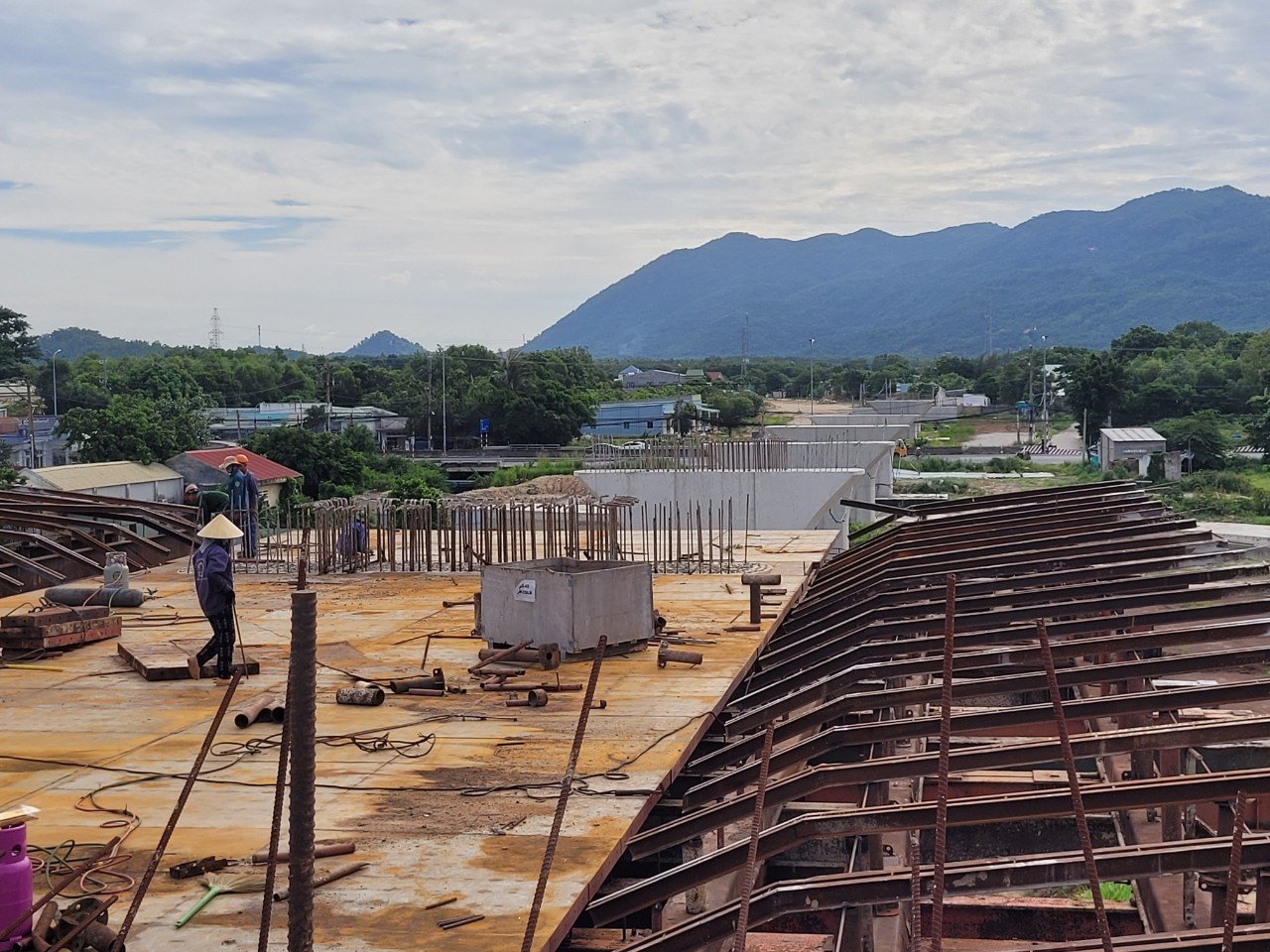 Nhờ làm tốt công tác bồi thường, TX.Phú Mỹ đã hạn chế được khiếu nại tố cáo, nhất là các dự án thu hồi đất. Trong ảnh là dự án đường ĐT.991B từ QL51 đến hạ lưu cảng Cái Mép đang được gấp rút thi công.