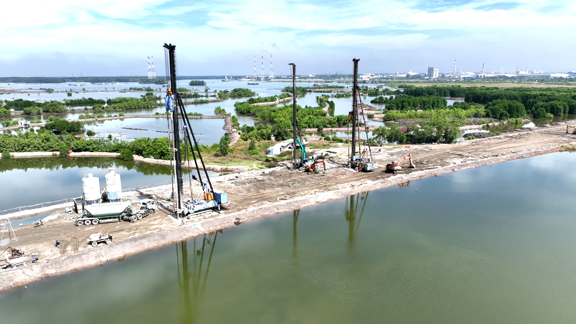TX.Phú Mỹ là địa phương có nhiều dự án thu hồi đất, giải phóng mặt bằng nên phát sinh nhiều vụ KN, TC. Trong ảnh là dự án đường ĐT.991B từ QL51 đến hạ lưu cảng Cái Mép.