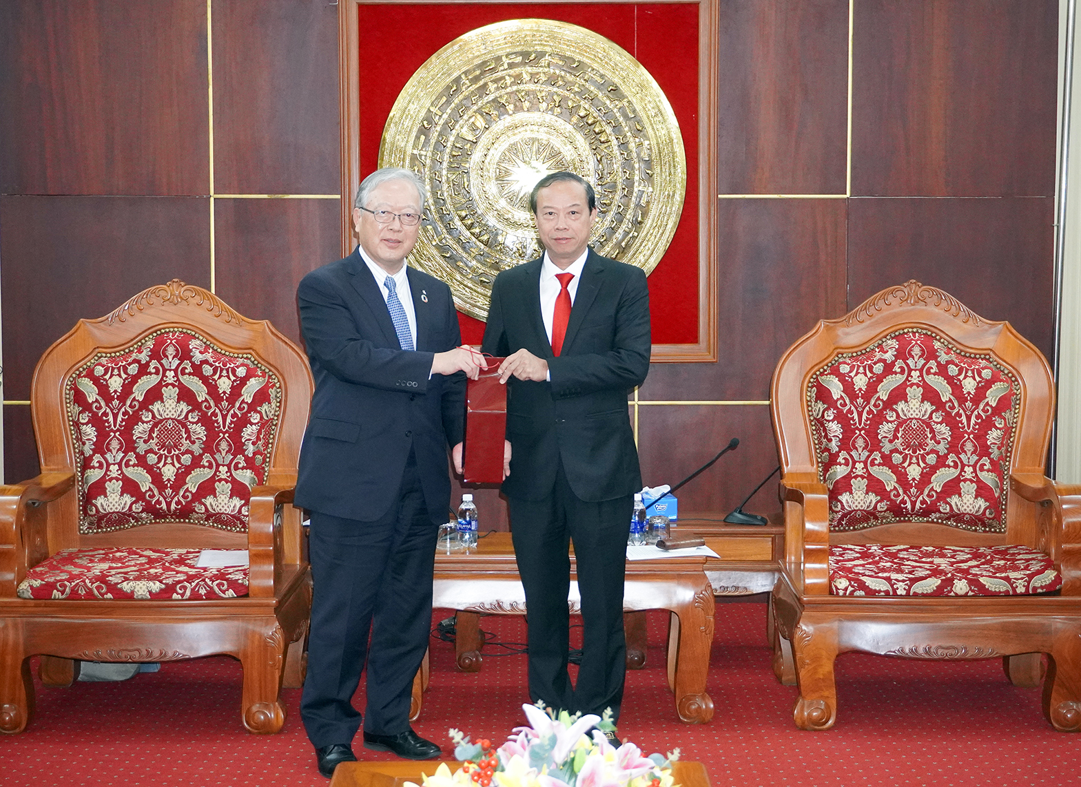 Ông Nguyễn Văn Thọ, Chủ tịch UBND tỉnh và ông Yasuyuki Hirotomi, Tổng Giám đốc  Tập đoàn thép Kyoei (Nhật Bản) tại buổi làm việc.
