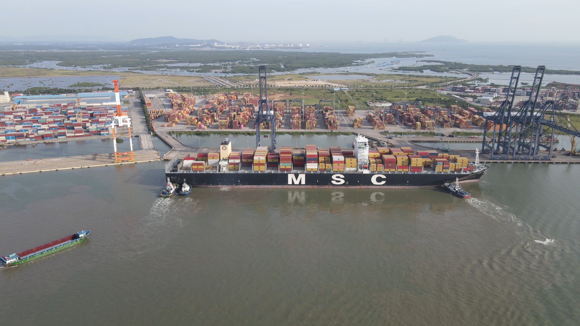 Cảng SSIT đã được Bộ GTVT cho phép tổ chức thử nghiệm cho  tàu container có trọng tải đến 199.273 DWT vào, rời bến cảng.  Trong ảnh: Tàu MSC cập cảng SSIT