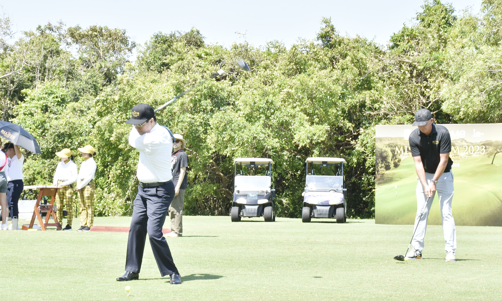 Ông Lê Ngọc Khánh, Phó Chủ tịch UBND tỉnh phát bóng khai mạc thi mini golf