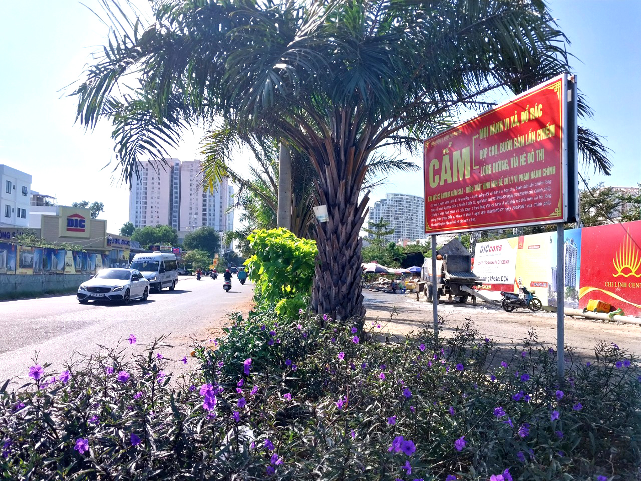 Đoạn đường Nguyễn Hữu Cảnh đã được UBND phường 10 cắm bảng cấm buôn bán lấn chiếm lòng đường, vỉa hè và cấm xả rác, đổ rác.  