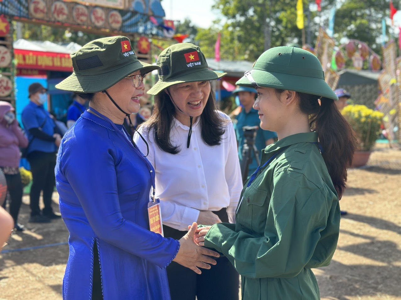 Lãnh đạo TP. Vũng Tàu tăm hỏi, động viên tân binh Nguyễn Thu Ngân (phường 9, TP. Vũng Tàu), tân binh nữ duy nhất của TP. Vũng Tàu tình nguyện lên đường nhập ngũ. Ảnh: MINH NHÂN
