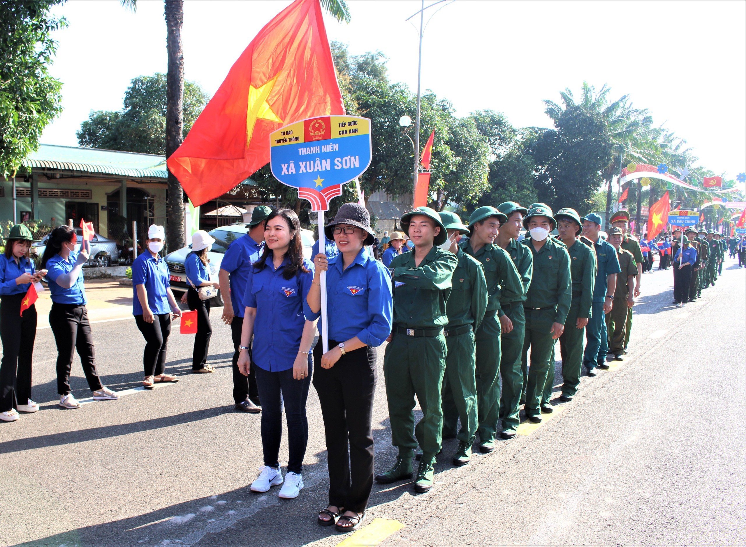 Tân binh huyện Châu Đức hành quân trên tuyến đường Bình Giã đến công viên Trung tâm hành chính huyện Châu Đức. Ảnh: BẠCH LONG