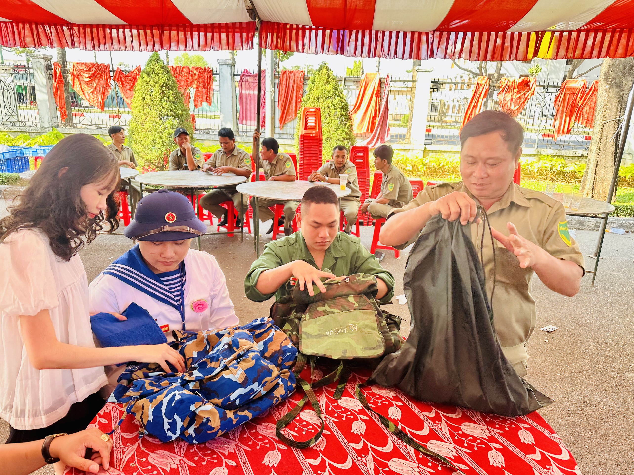 Gia đình thanh niên hai anh em ruột Võ Minh Khang (sinh năm 2004) và Võ Minh An (sinh năm 2003) địa chỉ tổ 11, Khu phố Phú Hà, phường Mỹ Xuân (TX. Phú Mỹ) sắp xếp đồ đạc chuẩn bị lên đường nhập ngũ. Ảnh: MINH TÂM.