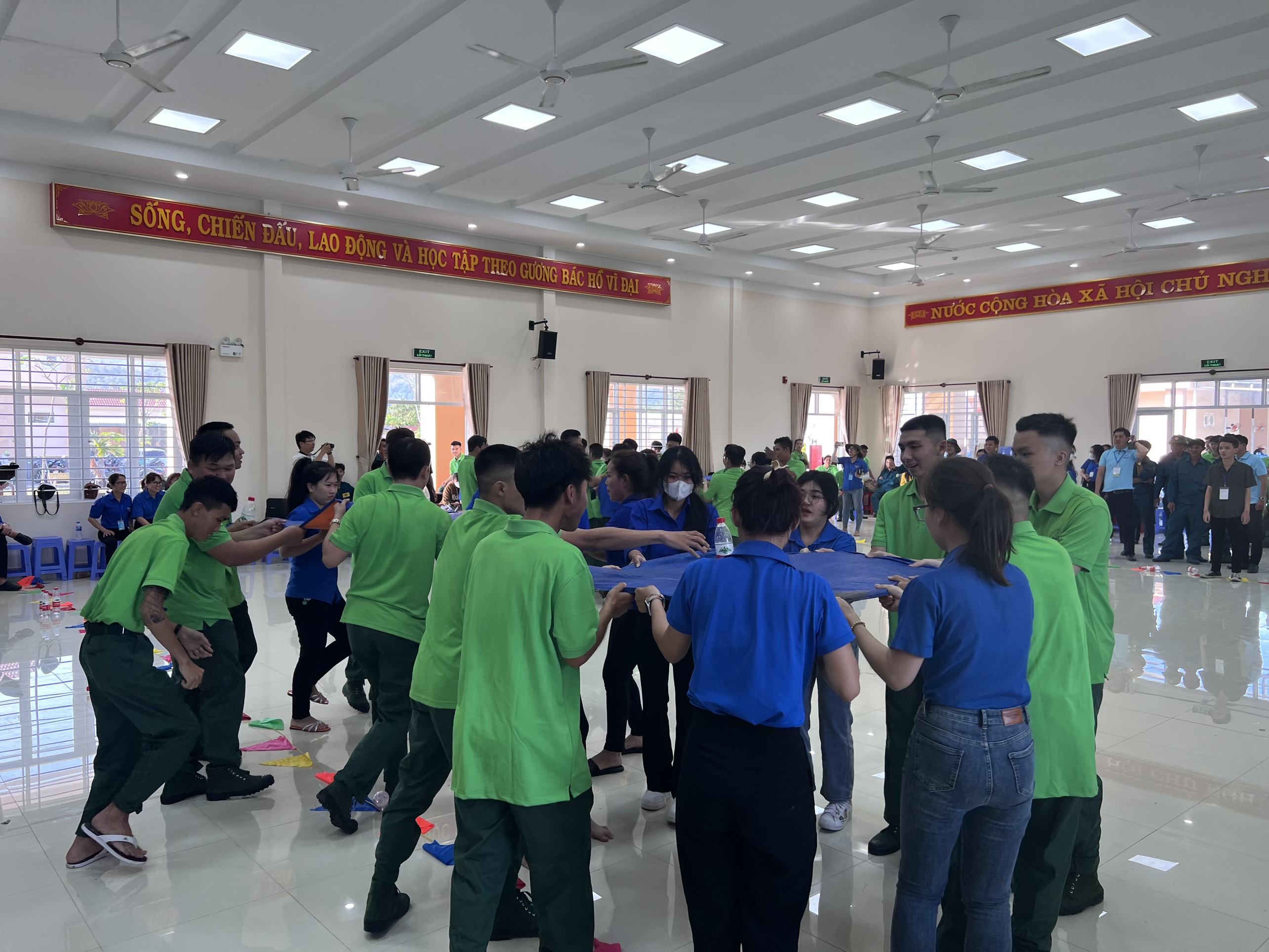 Tân binh TP. Bà Rịa tham gia trò chơi đồng đội. Ảnh: TRÚC GIANG.