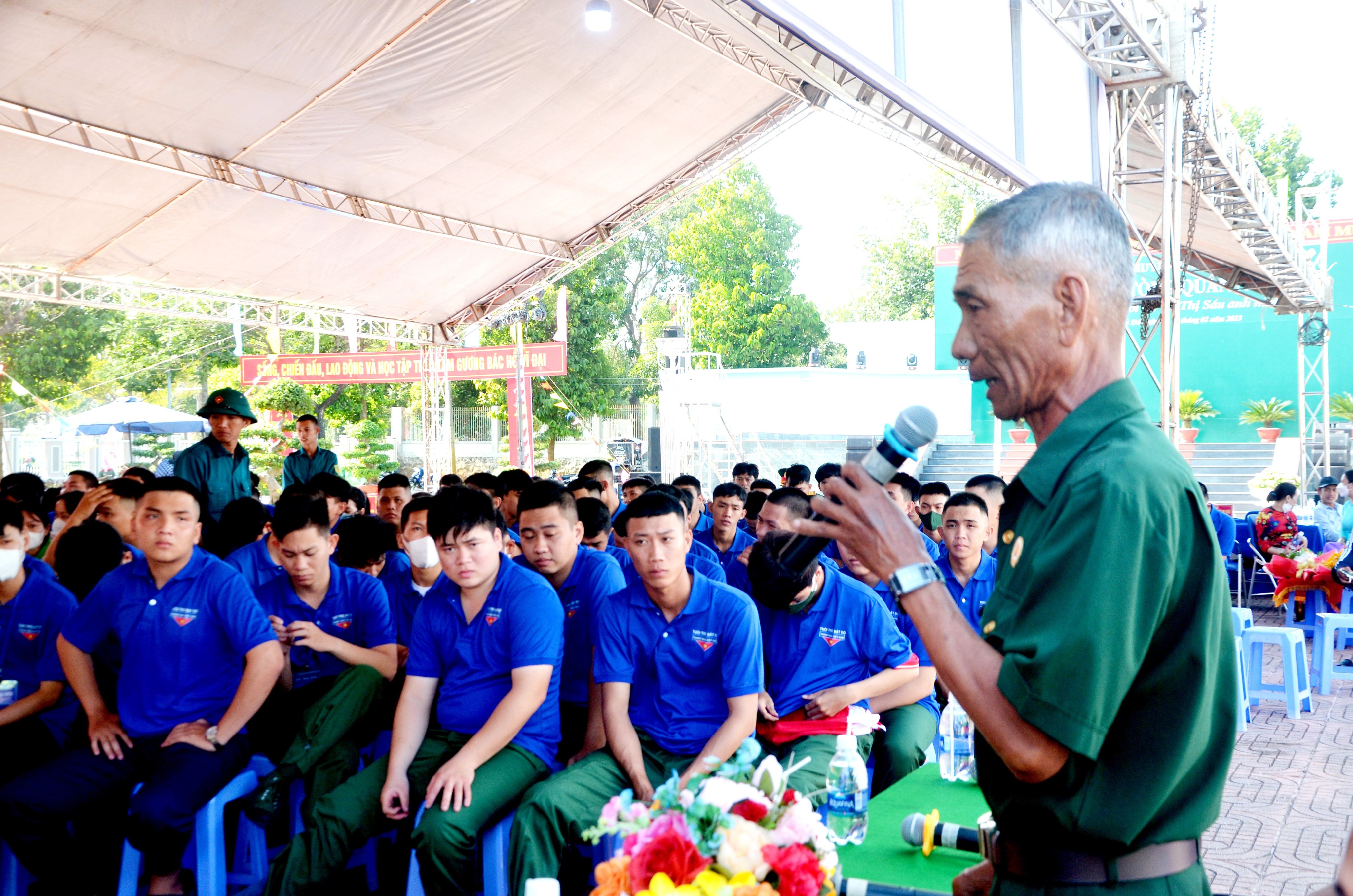 Ông Nguyễn Văn Hùng, nguyên Chủ tịch Hội Cựu chiến binh huyện Đất Đỏ chia sẻ về truyền thống vẻ vang của người lính trong các cuộc kháng chiến cho tân binh. Ảnh: ĐÔNG HIẾU.