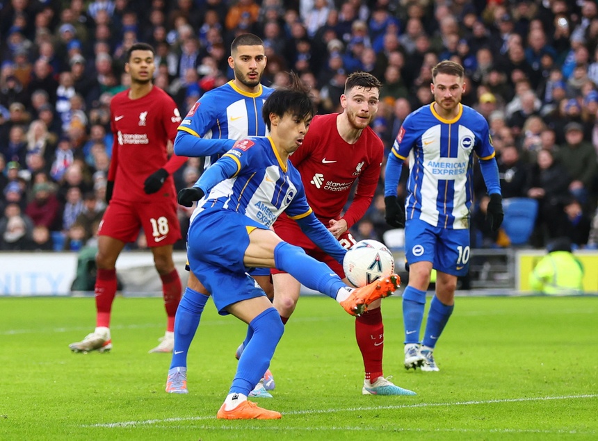 Mitoma với pha xử lý kỹ thuật loại bỏ hậu vệ và sút tung lưới Liverpool ở FA Cup hôm 29/1.