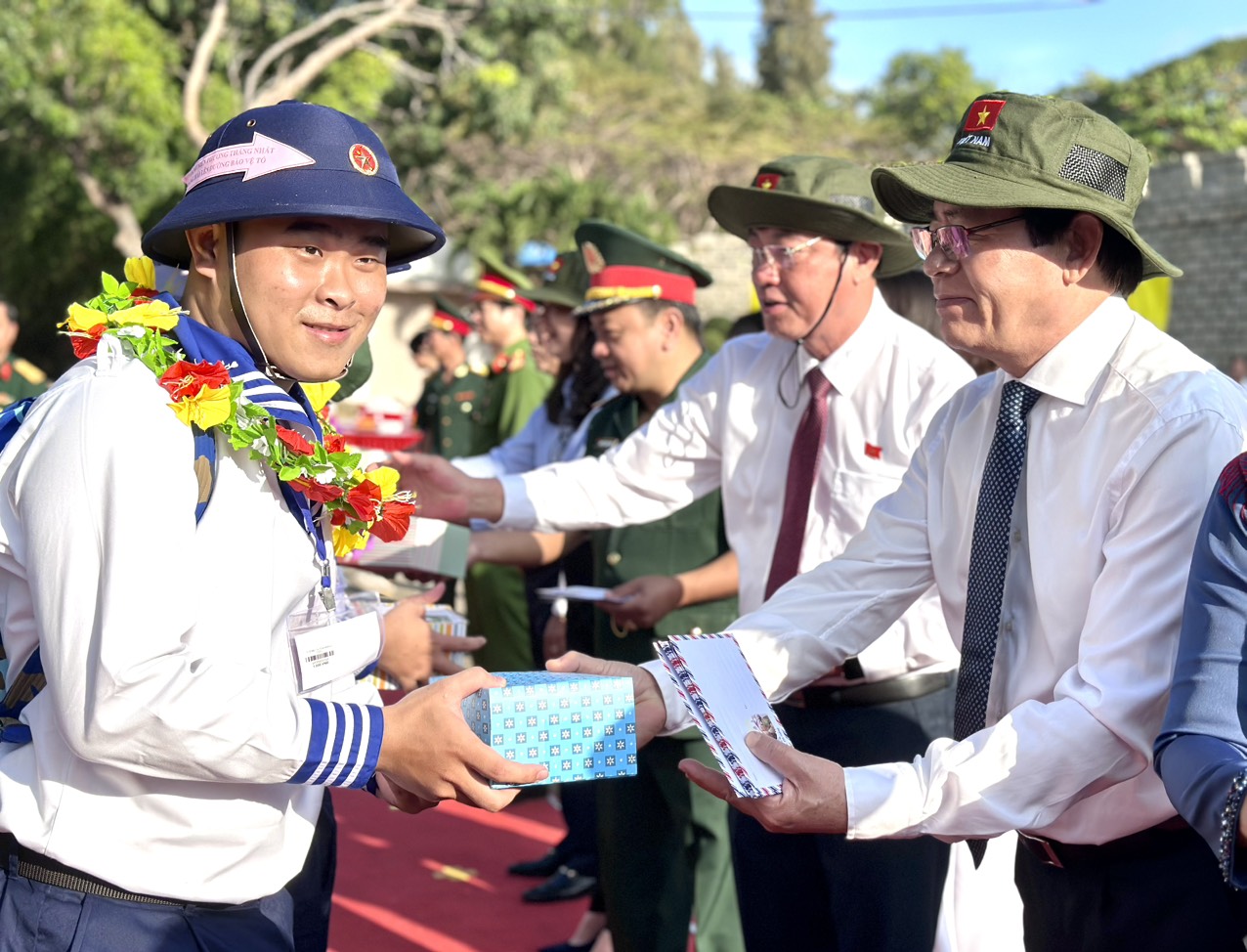 Ông Phạm Viết Thanh, Ủy viên Trung ương Đảng, Bí thư Tỉnh ủy, Chủ tịch HĐND tỉnh tặng quà cho thanh niên TP. Vũng Tàu trước khi lên đường nhập ngũ. Ảnh: MINH NHÂN.