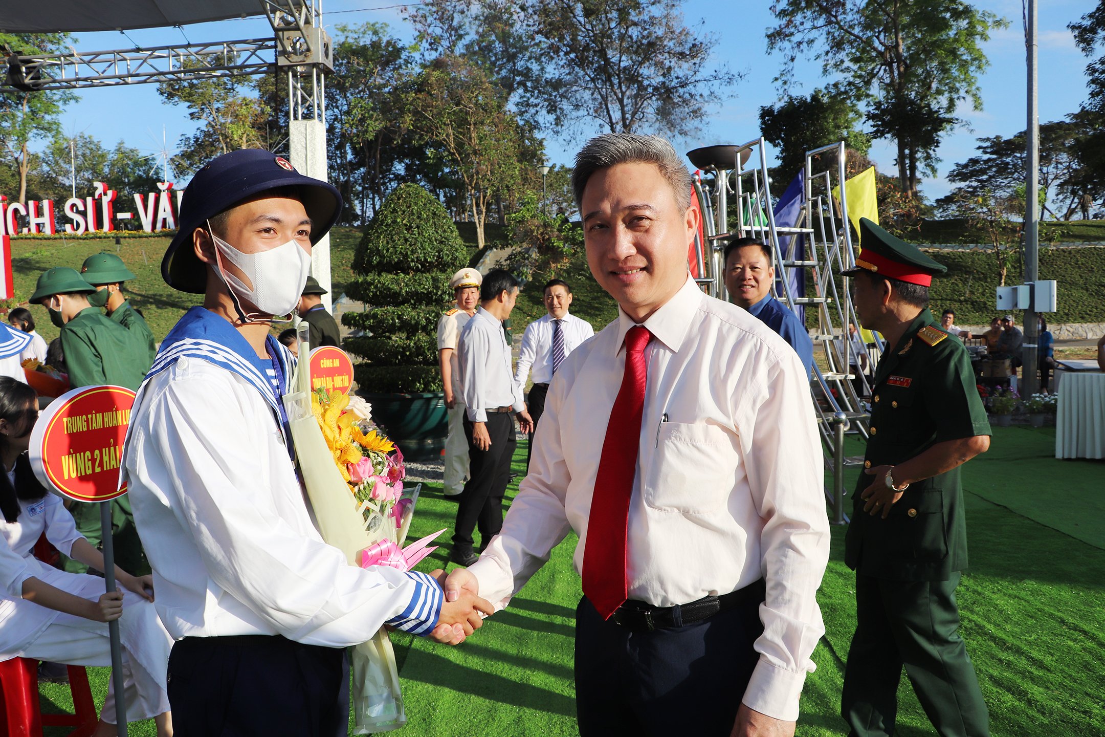 Phó Chủ tịch UBND tỉnh Đặng Minh Thông tặng hoa, động viên tân binh huyện Long Điền lên đường nhập ngũ. Ảnh: DIỄM QUỲNH