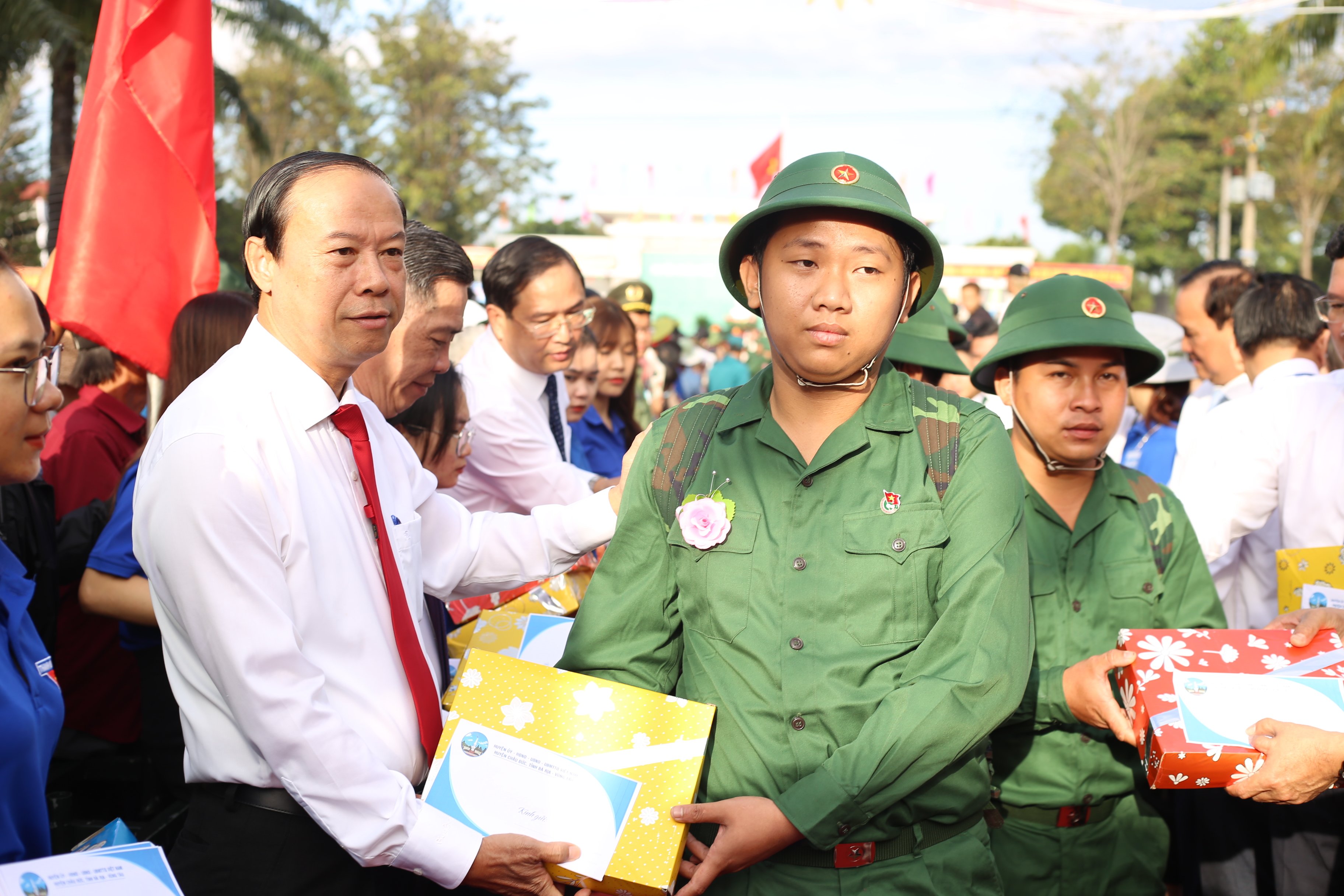 Ông Nguyễn Văn Thọ, Chủ tịch UBND tỉnh tặng quà động viên tân binh huyện Châu Đức. Ảnh: MẠNH QUÂN