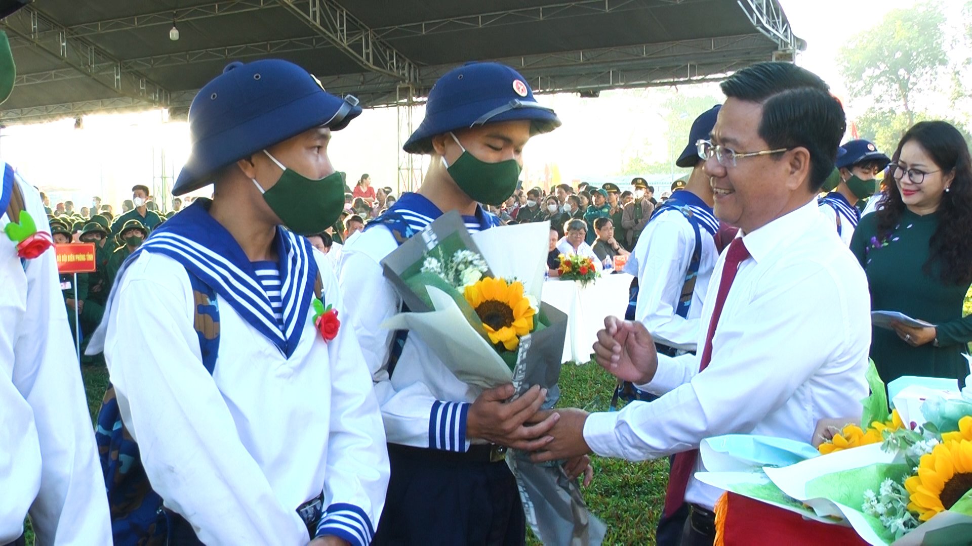 Ông Bùi Chí Thành, Ủy viên Ban Thường vụ Tỉnh ủy, Chủ tịch Ủy ban MTTQVN tỉnh động viên tân binh. Ảnh: ĐINH HÙNG