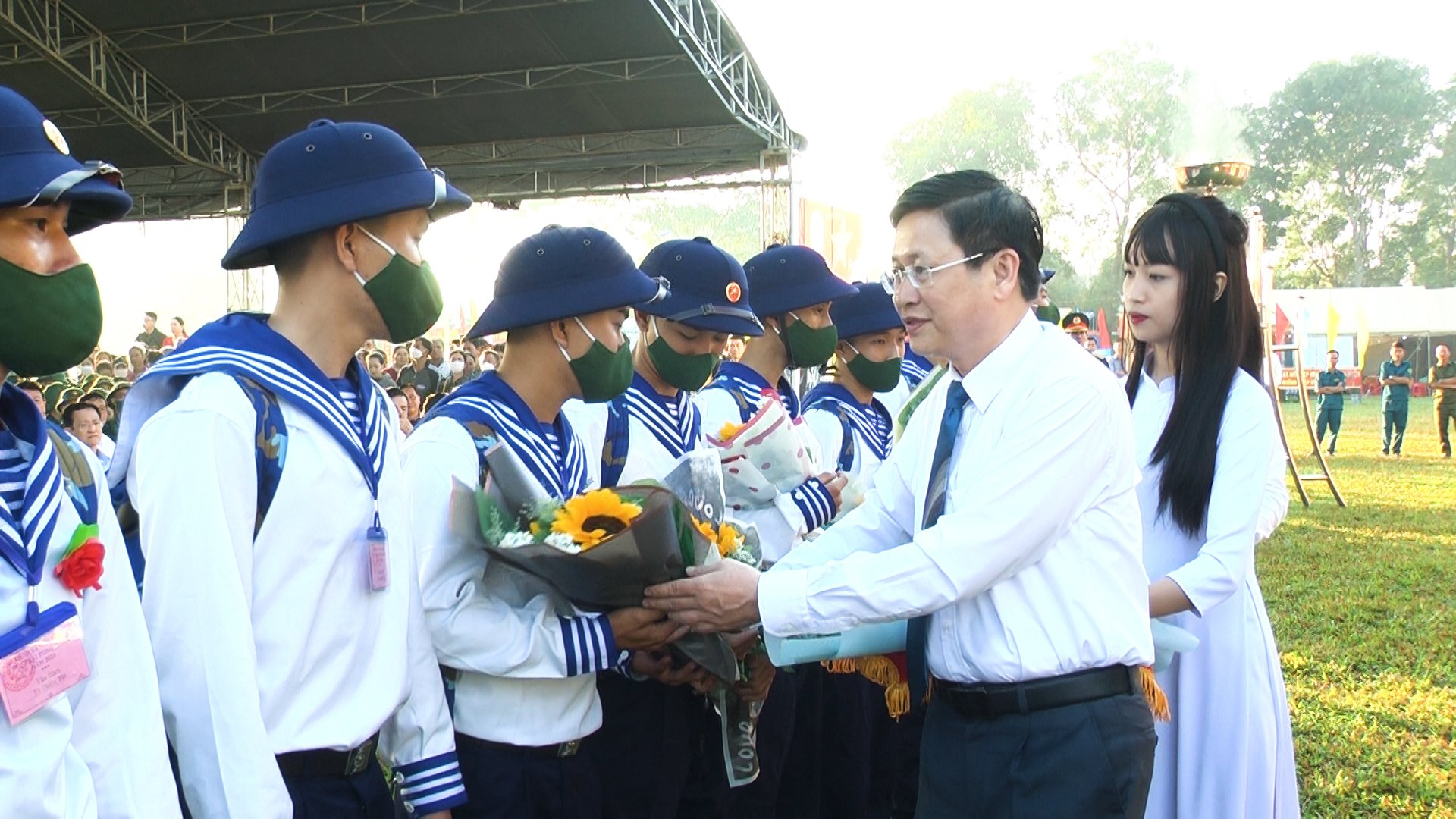 Ông Lê Ngọc Khánh, Phó Chủ tịch UBND tỉnh động viên tân binh. Ảnh: ĐINH HÙNG