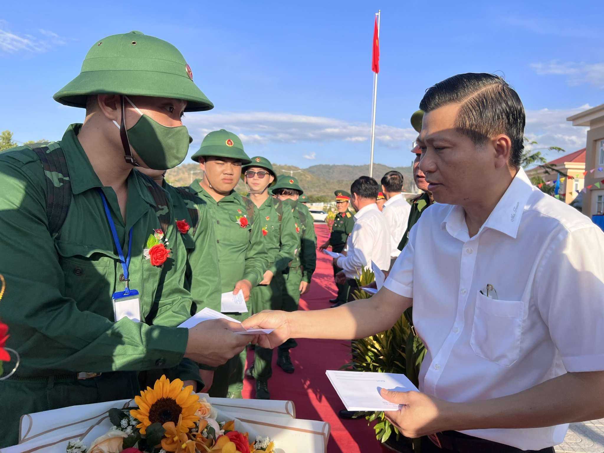 Ông Trần Văn Tuấn, Uỷ viên Ban Thường vụ Tỉnh uỷ, Bí thư Thành uỷ Bà Rịa tặng quà cho tân binh. Ảnh: TRÚC GIANG