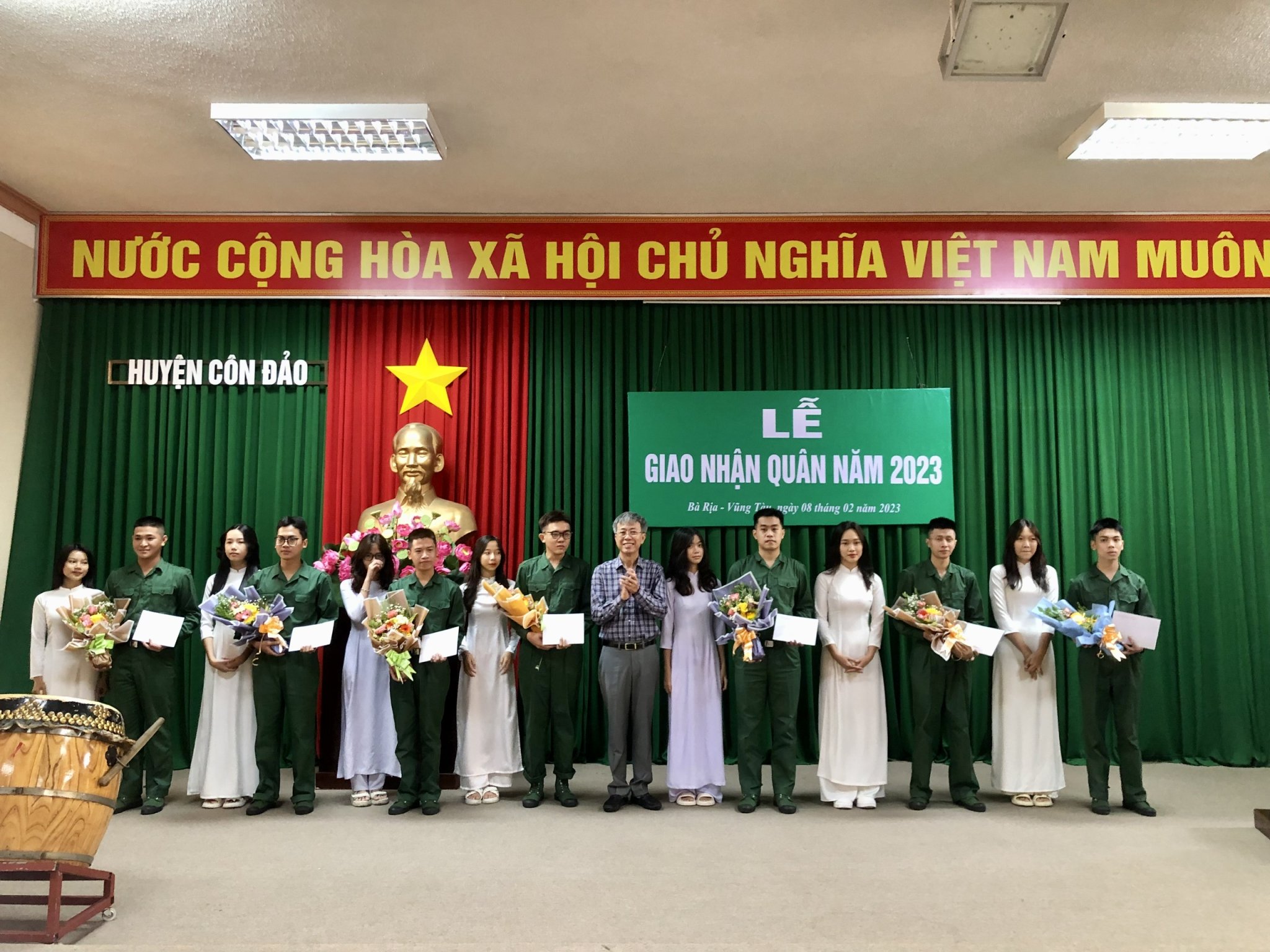 Lãnh đạo huyện Côn Đảo tặng quà, động viên tân binh trước khi lên đường làm nhiệm vụ. Ảnh: MẠNH CƯỜNG