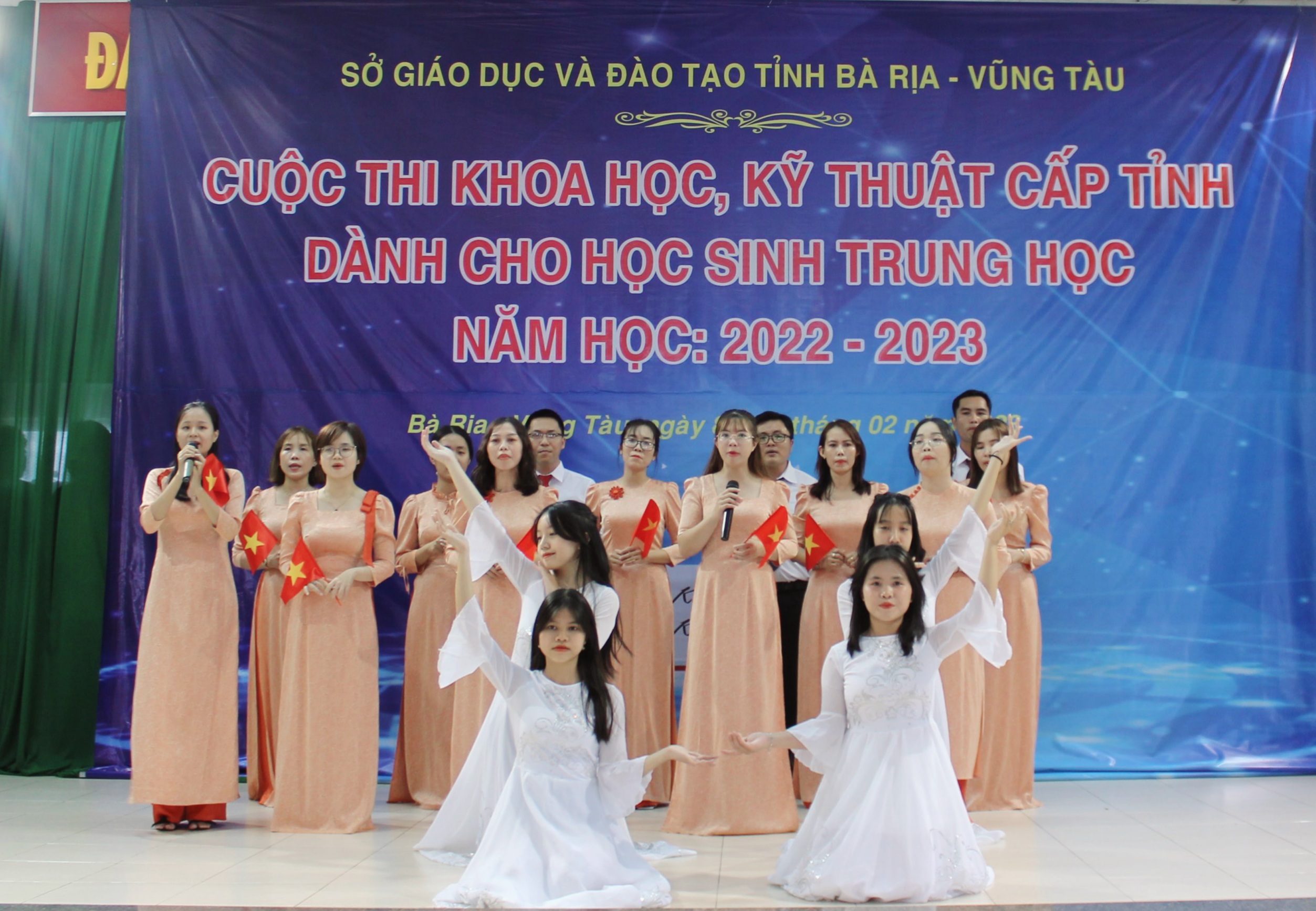 Tiết mục văn nghệ đặc sắc tại lễ khai mạc cuộc thi Khoa học Kỹ thuật cấp tỉnh dành cho HS trung học.