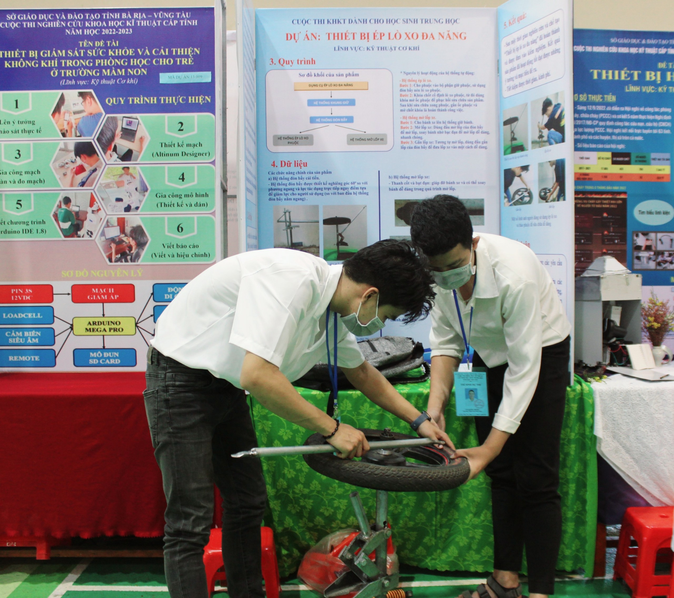 Các em HS chuẩn bị sản phẩm để trưng bày.