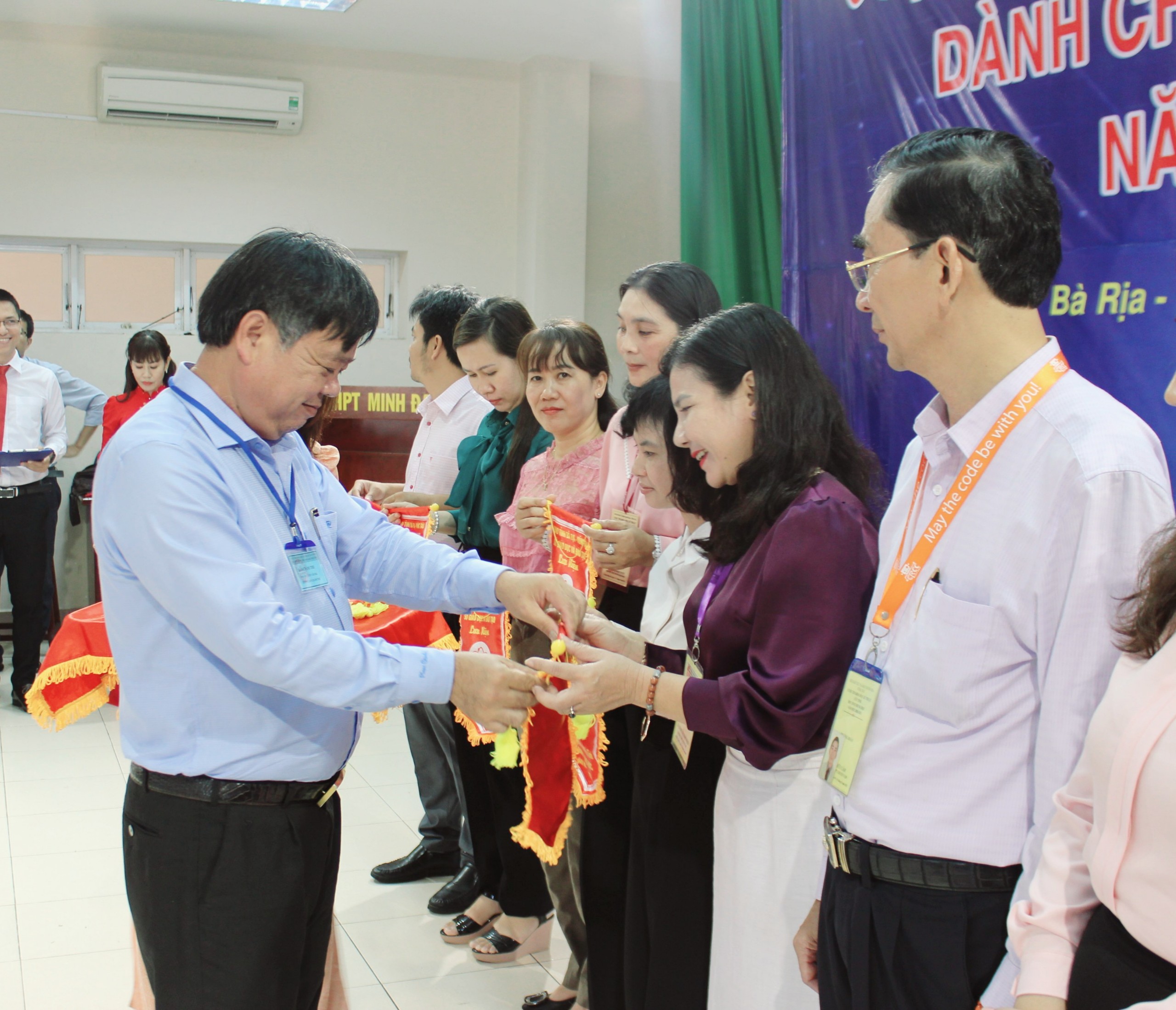 Ông Nguyễn Văn Ba trao Cờ lưu niệm cho các đơn vị tham dự cuộc thi.