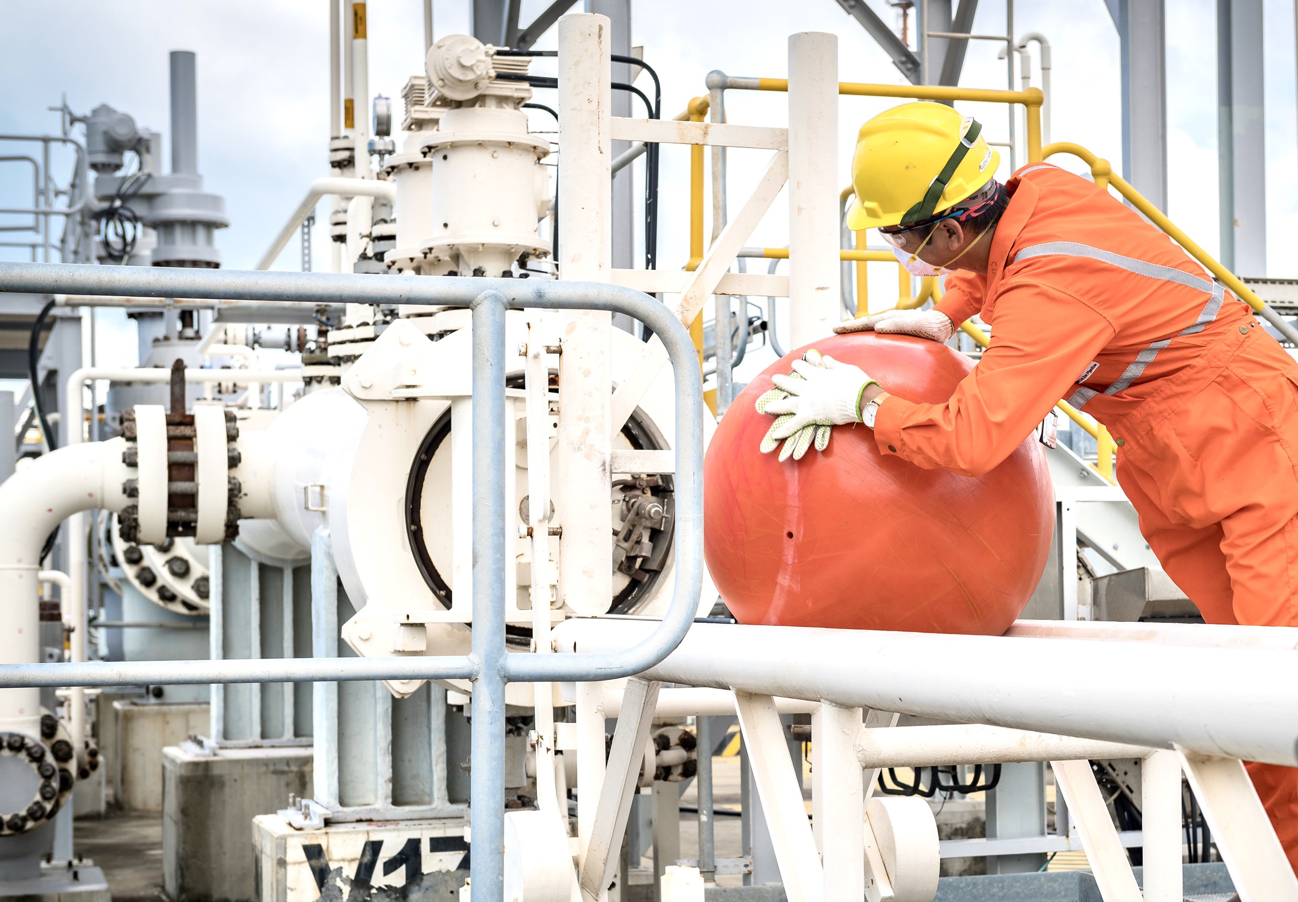 Công nhân PV GAS bảo dưỡng công trình khí.