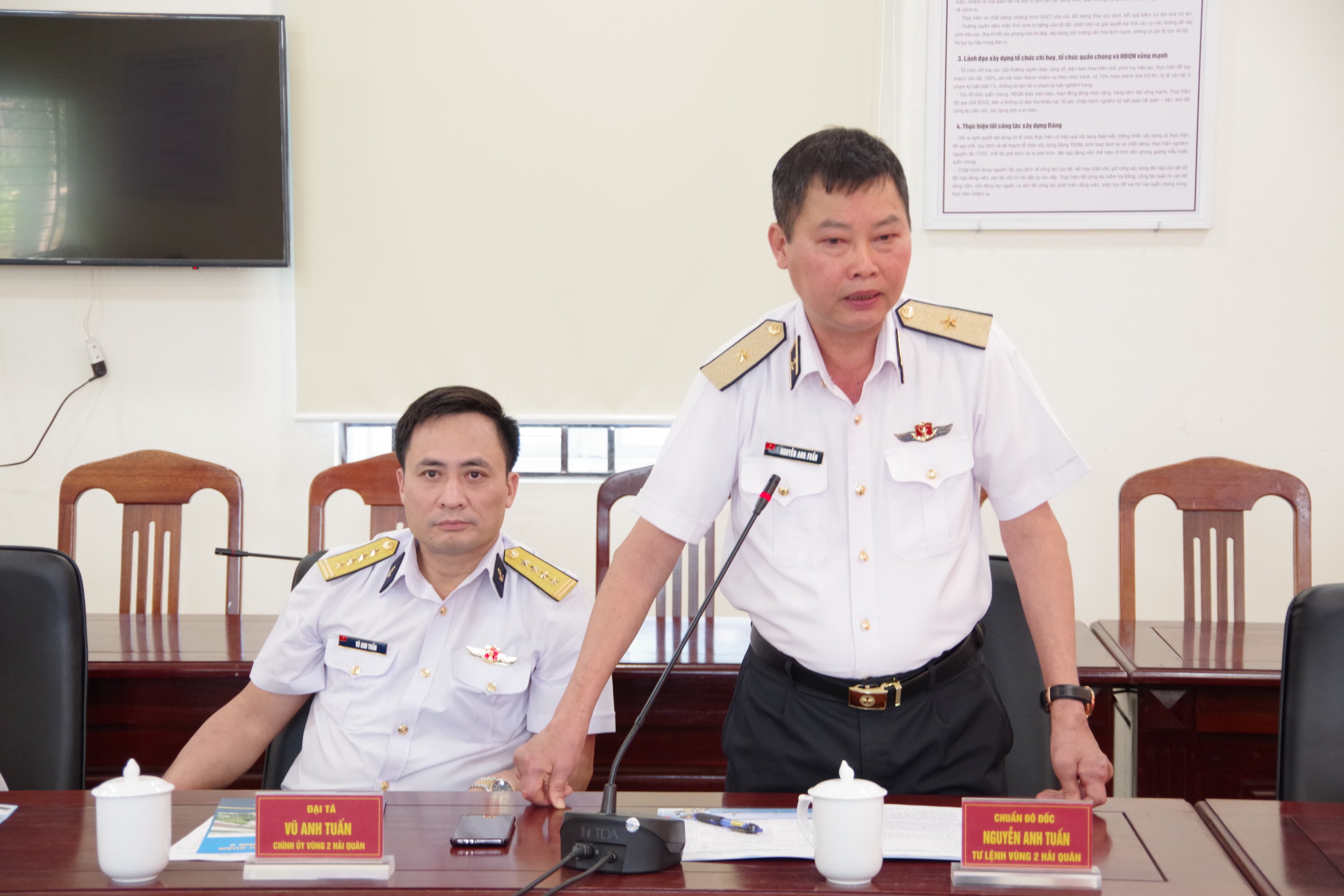 Chuẩn Đô đốc Nguyễn Anh Tuấn, Tư lệnh Vùng 2 Hải quân báo cáo với các cựu lãnh đạo về một số kết quả nổi bật trong thực hiện nhiệm vụ của Vùng thời gian qua.