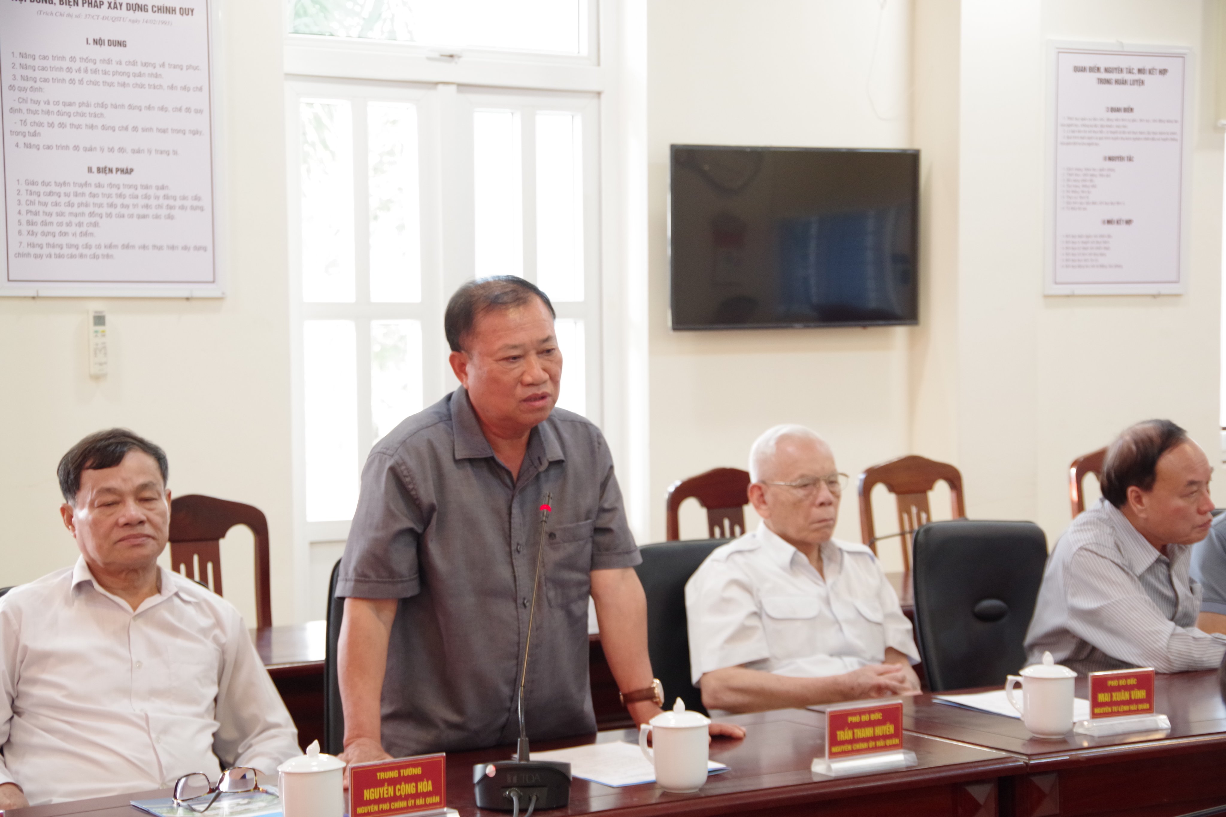 Phó Đô đốc Trần Thanh Huyền, nguyên Chính ủy Hải quân vui mừng, phấn khởi trước những thành tích của cán bộ, chiến sĩ Vùng 2 đã đạt được. 