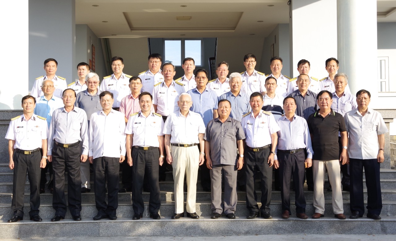 Các đại biểu chụp ảnh lưu niệm.