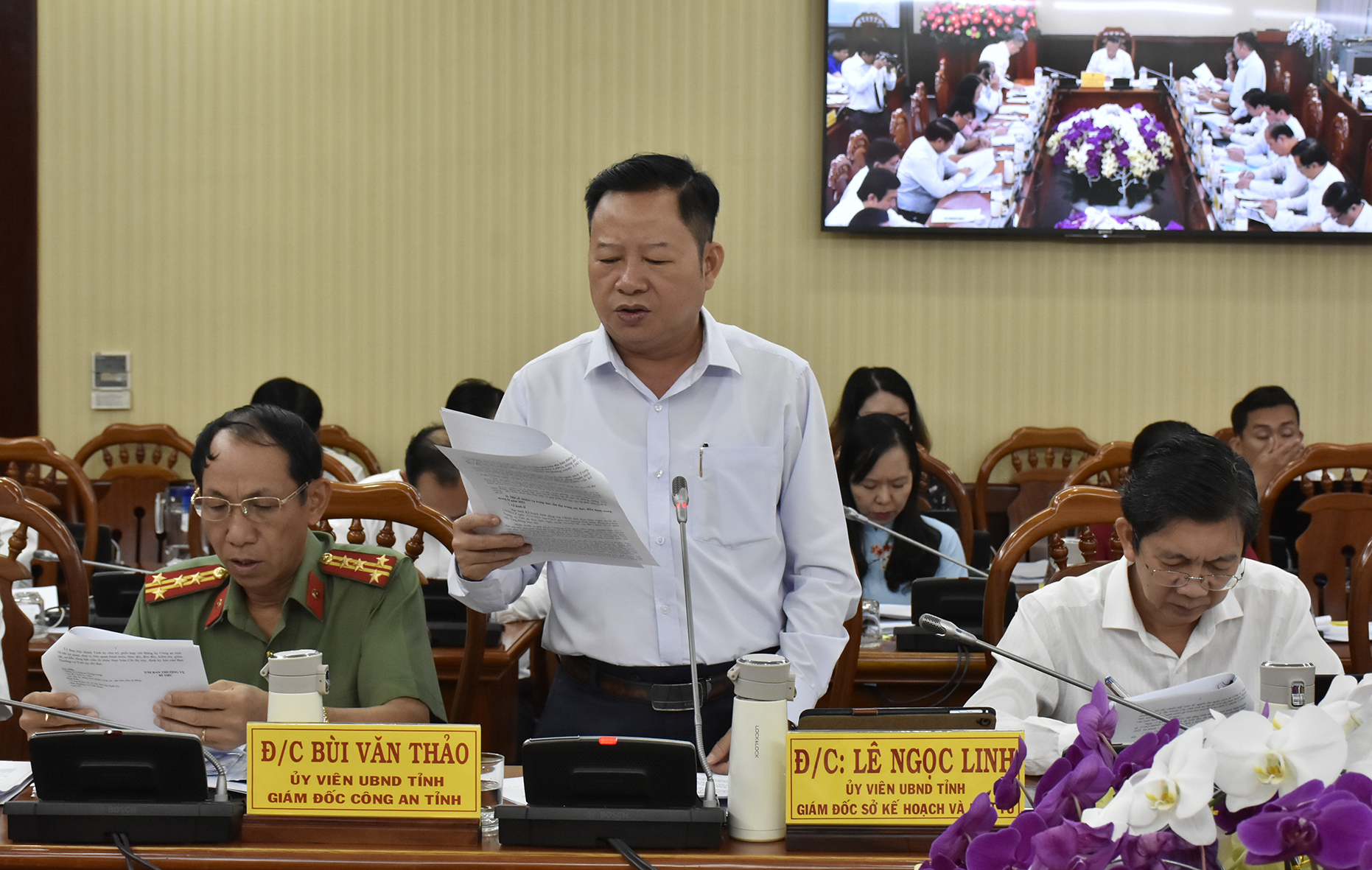 Ông Lê Ngọc Linh, Giám đốc Sở KH-ĐT báo cáo tình hình kinh tế-xã hội tháng 1/2023