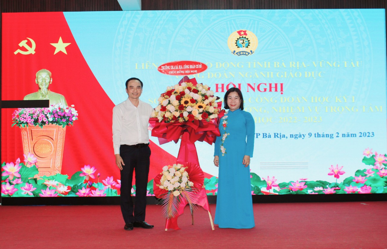 Công đoàn Trường Học viên Anh Quốc UKA Bà Rịa tặng hoa chúc mừng hội nghị.