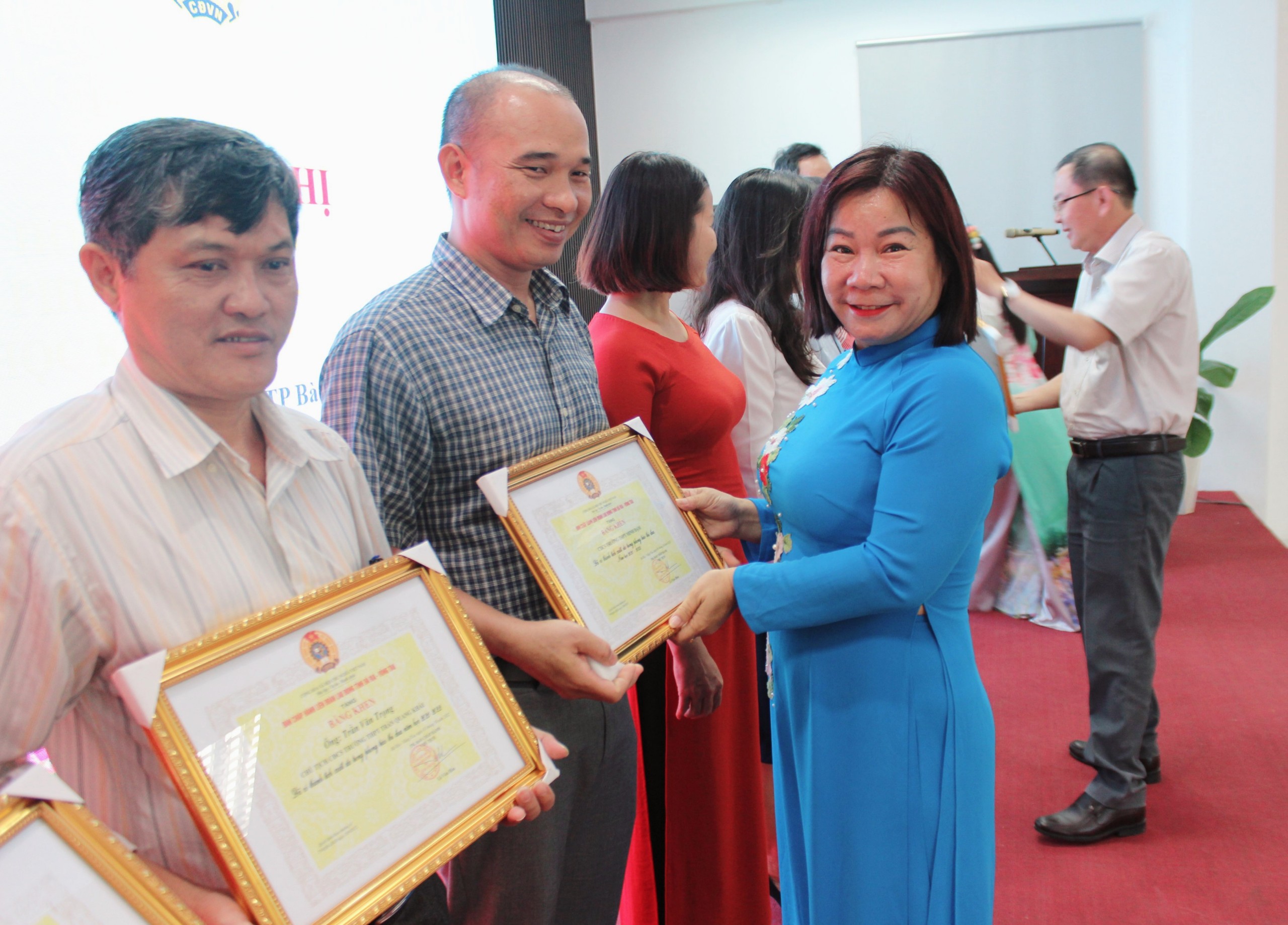 Bà Nguyễn Minh Thu Thủy, Chủ tịch Công đoàn ngành Giáo dục tỉnh trao Bằng khen của LĐLĐ tỉnh cho 10 tập thể có thành tích xuất sắc.