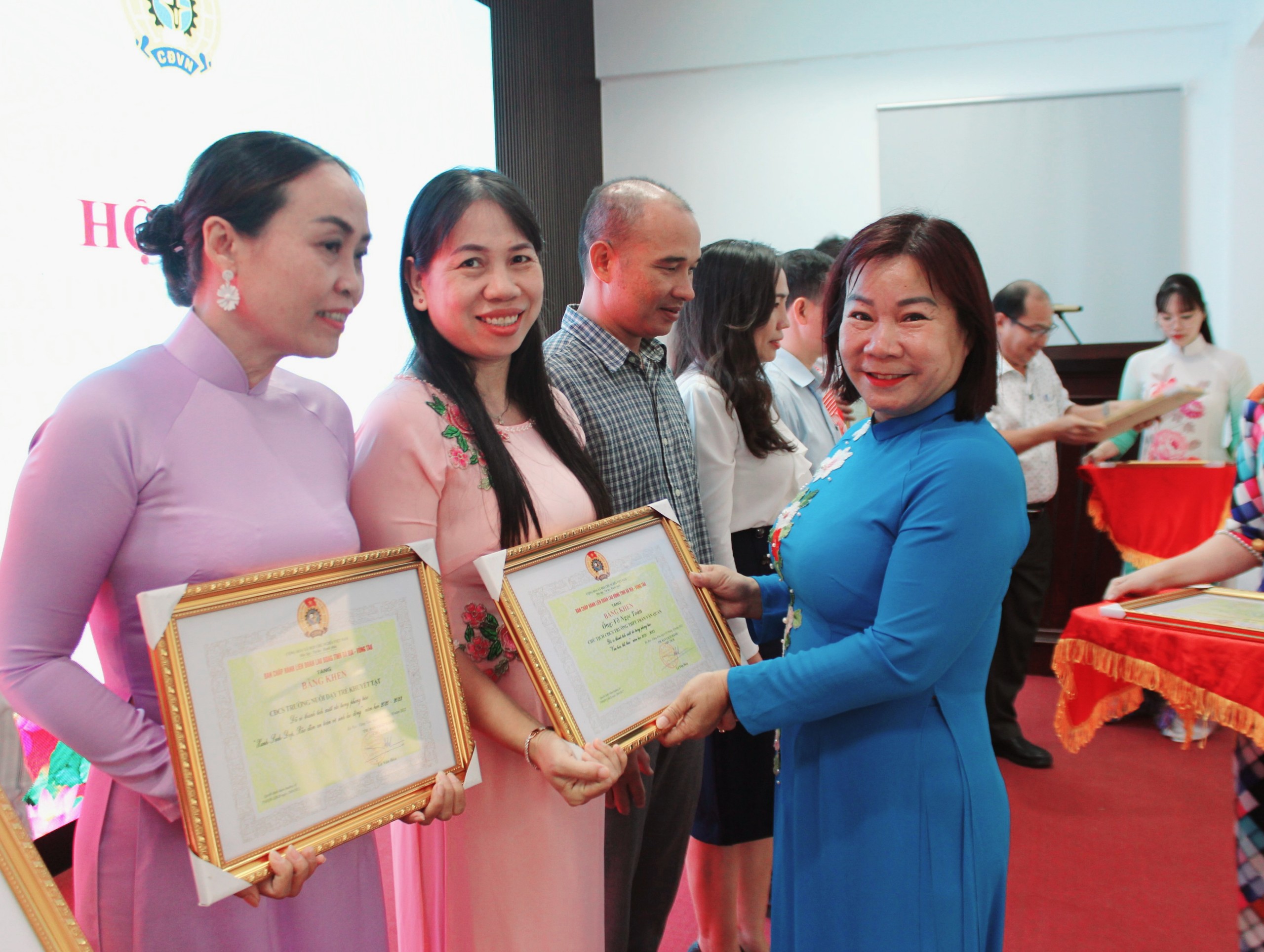 Công đoàn ngành Giáo dục tỉnh trao Bằng khen của LĐLĐ tỉnh cho 11 cá nhân có thành tích xuất sắc trong phong trào thi đua năm 2022.