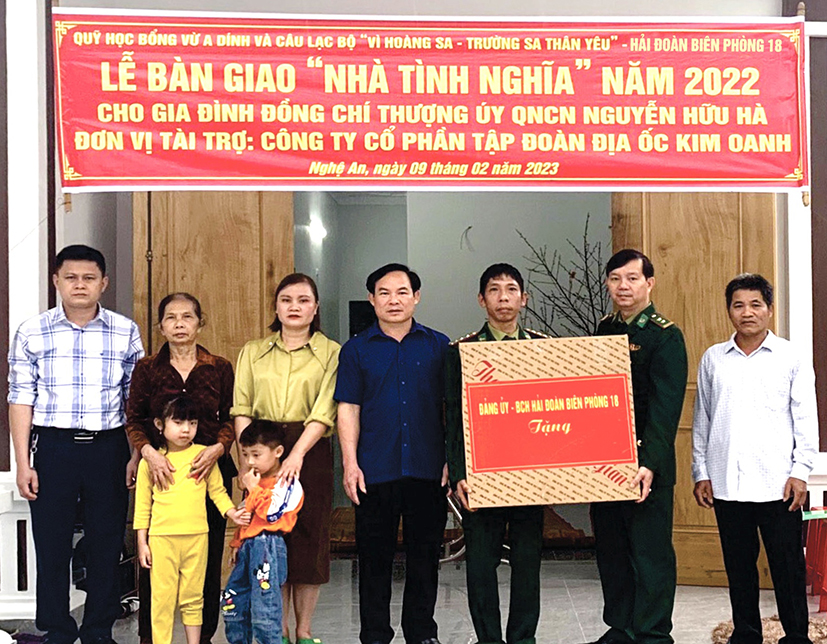 Đại diện Hải đoàn Biên phòng 18 và các nhà tài trợ bàn giao “Nhà tình nghĩa” cho Thượng úy Nguyễn Hữu Hà.
