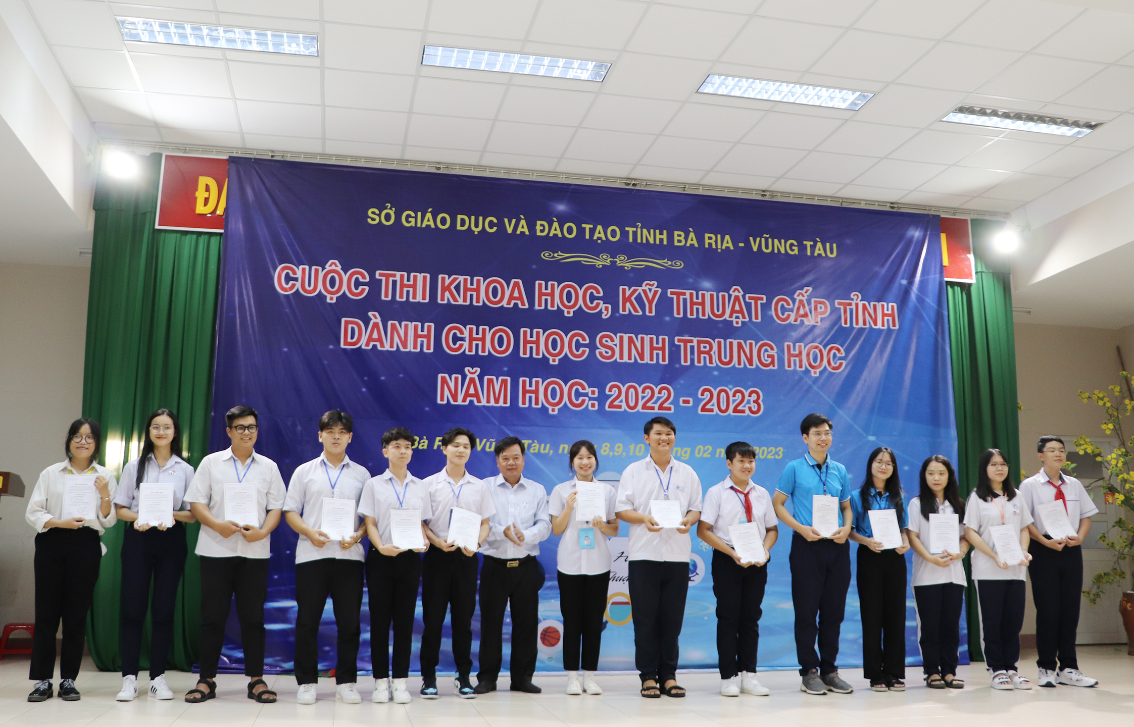 Ông Nguyễn Văn Ba, Phó Giám đốc Sở GD-ĐT tỉnh, Trưởng Ban tổ chức cuộc thi trao giải Nhất tới các tác giả, nhóm tác giả.
