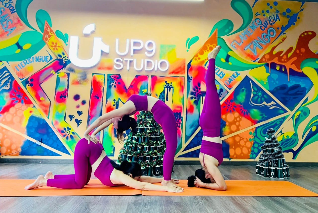Luyện tập yoga mỗi ngày 1 tiếng giúp chị em có vòng eo thon gọn. Trong ảnh: Một buổi tập yoga tại Trung tâm Yogarise garden (93, Lê Lợi, TP.Vũng Tàu). Ảnh: HLV Yoga Awakash Alok