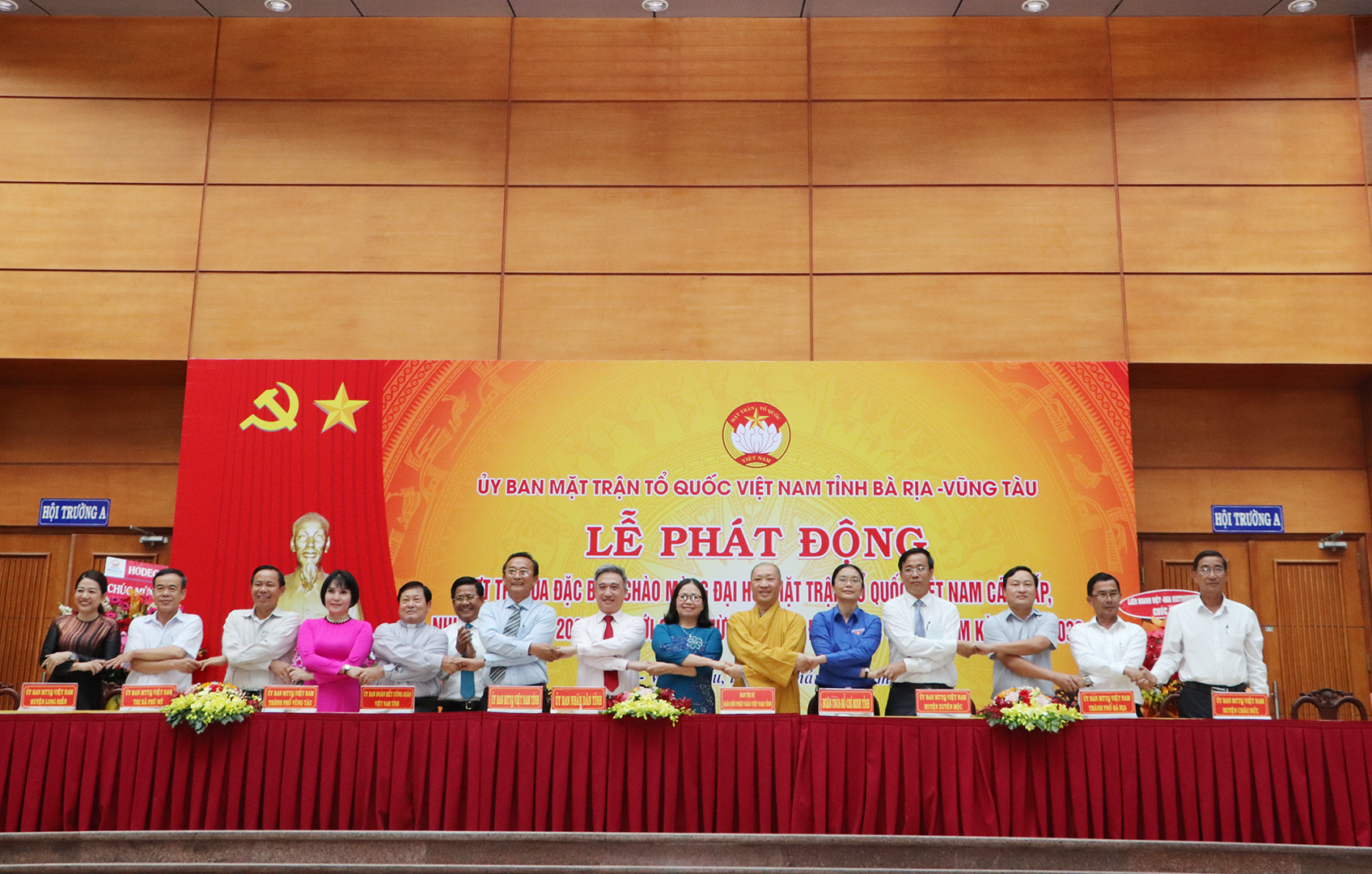Bà Nguyễn Thị Yến, Phó Bí thư Thường trực Tỉnh ủy, Trưởng Đoàn ĐBQH tỉnh chứng kiến đại diện các đơn vị ký giao ước thi đua đợt thi đua đặc biệt .