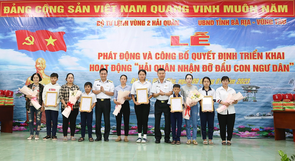 Lãnh đạo Vùng 2 Hải quân trao quyết định nhận đỡ đầu 5 học sinh là con ngư dân có hoàn cảnh khó khăn trên địa bàn tỉnh Bà Rịa-Vũng Tàu.