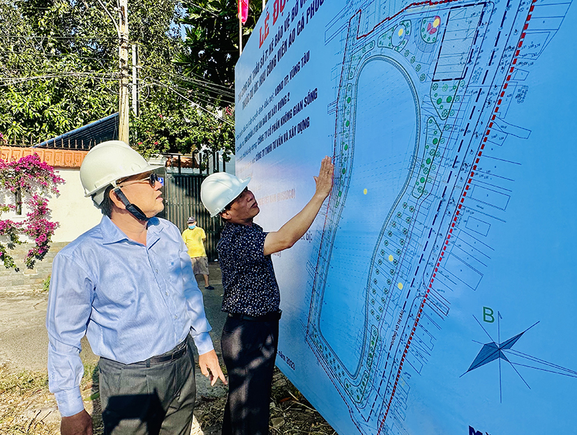 Sở Xây dựng và các địa phương đang phối hợp để tìm giải pháp nhằm đẩy nhanh tiến độ và chất lượng thực hiện dự án đầu tư xây dựng. Trong ảnh: Các đơn vị thi công và chủ đầu tư giới thiệu về dự án Công viên ao cá phường 2, TP. Vũng Tàu.