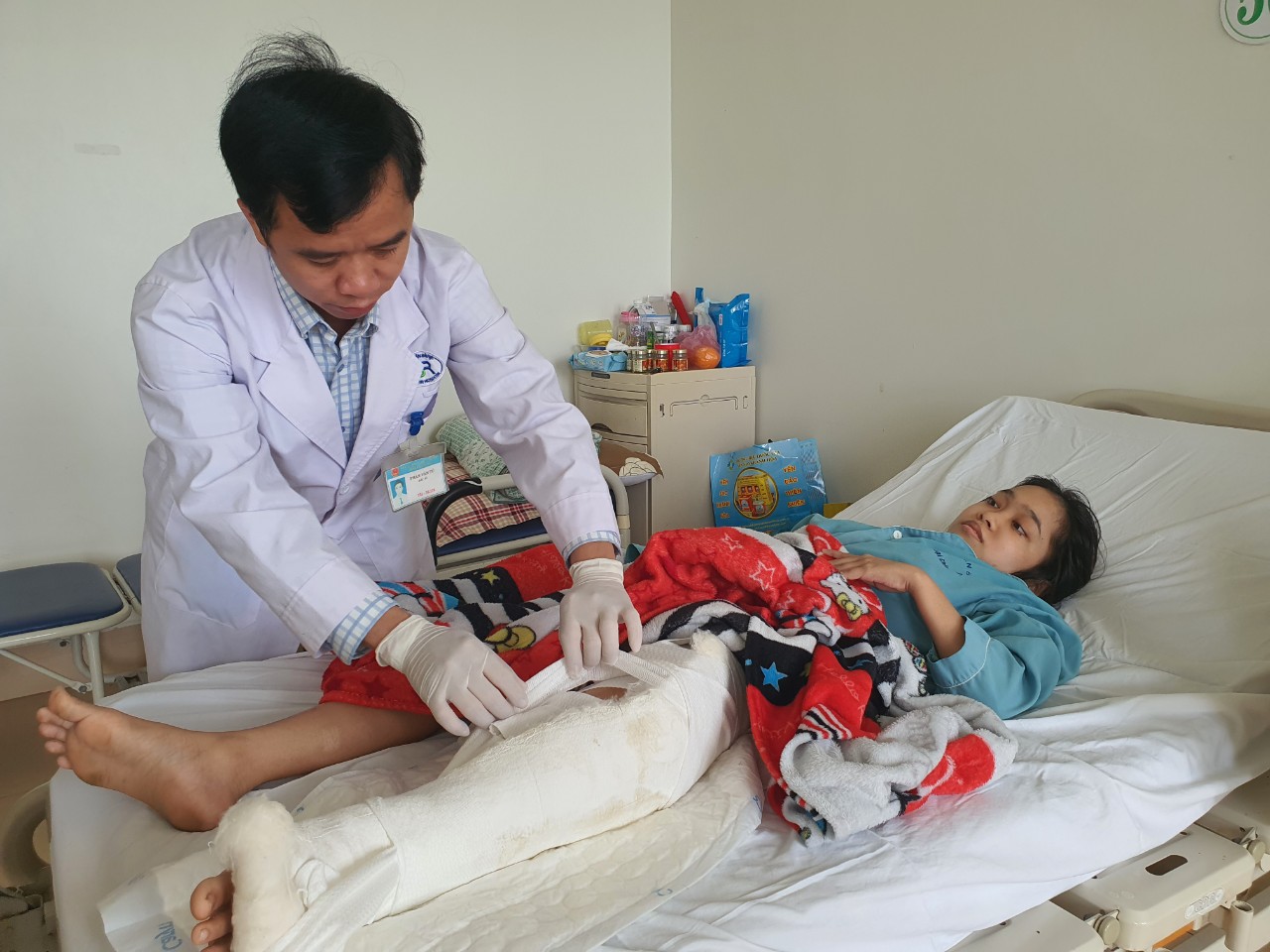 Bác sĩ Bệnh viện Bà Rịa kiểm ra vết thương sau phẫu thuật cho người bệnh.