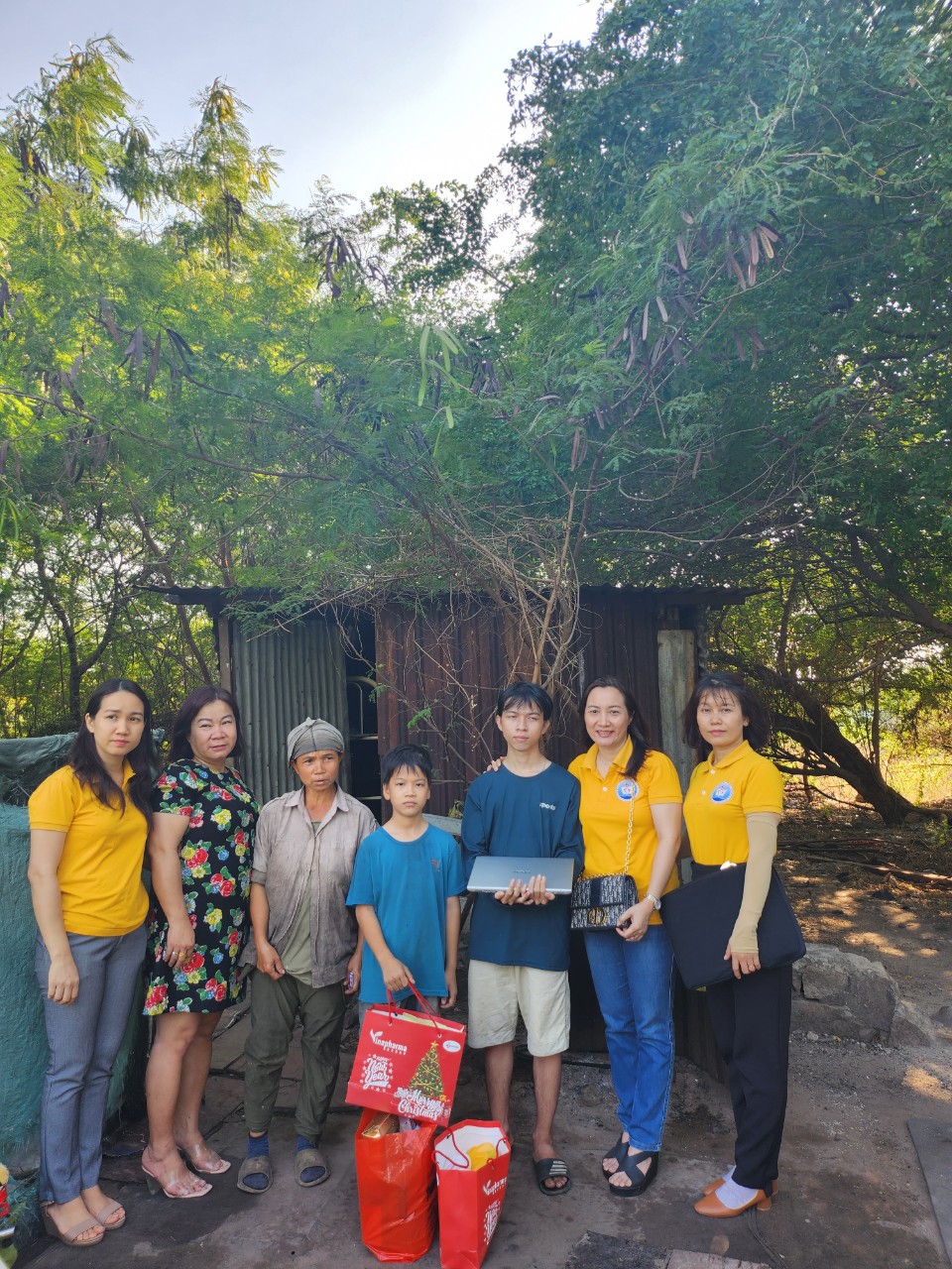 Bà Nguyễn Minh Thu Thủy, Chủ tịch Công đoàn ngành Giáo dục tỉnh, bà Nguyễn Thị Sông Thương, Hiệu trưởng Trường THCS Nguyễn An nNinh tới thăm, tặng quà cho mẹ con chị Đảng.