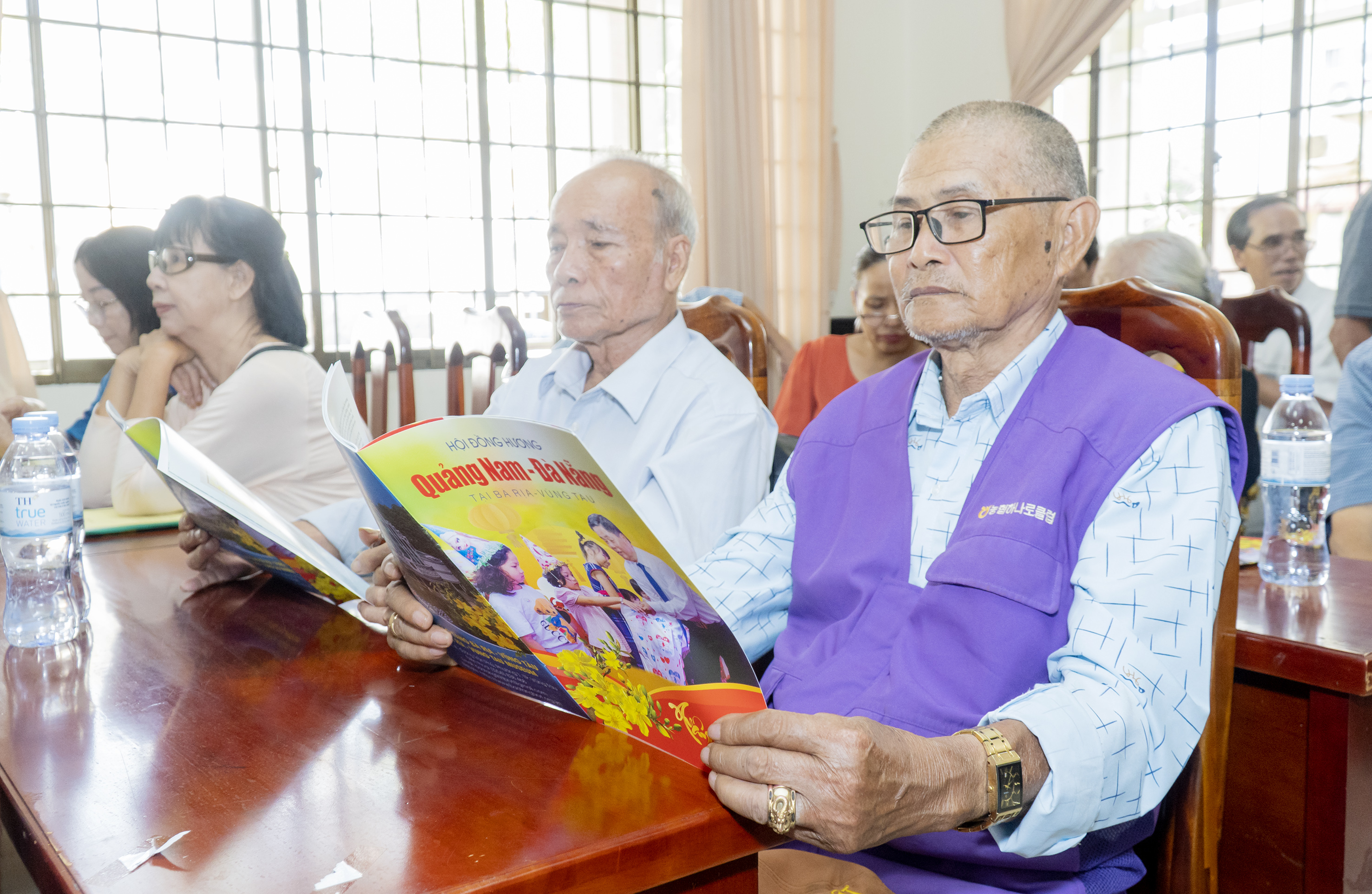 Hội viên Hội Đồng hương Quảng Nam – Đà Nẵng tại Bà Rịa – Vũng Tàu đọc ấn phẩm Xuân Quý Mão 2023 do hội thực hiện.